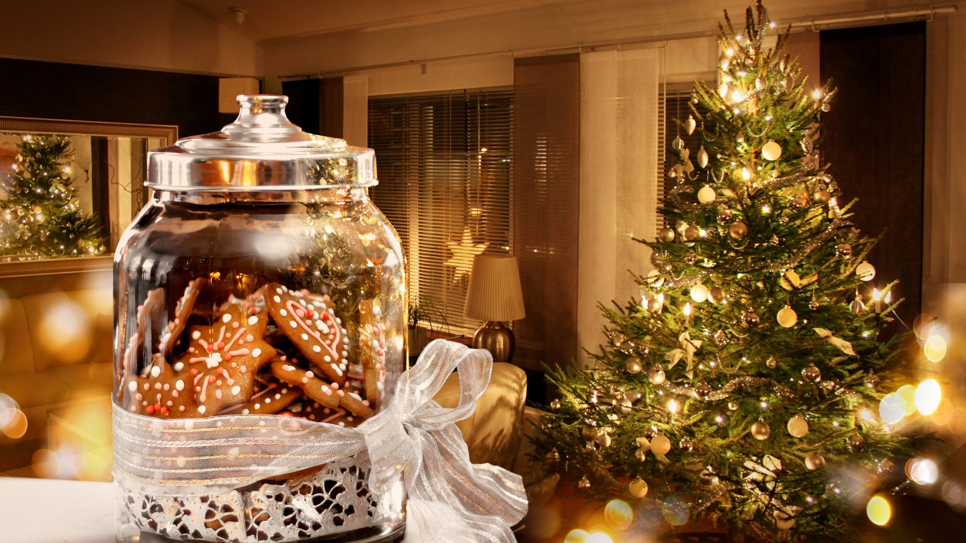 Елка в комнате на Рождество