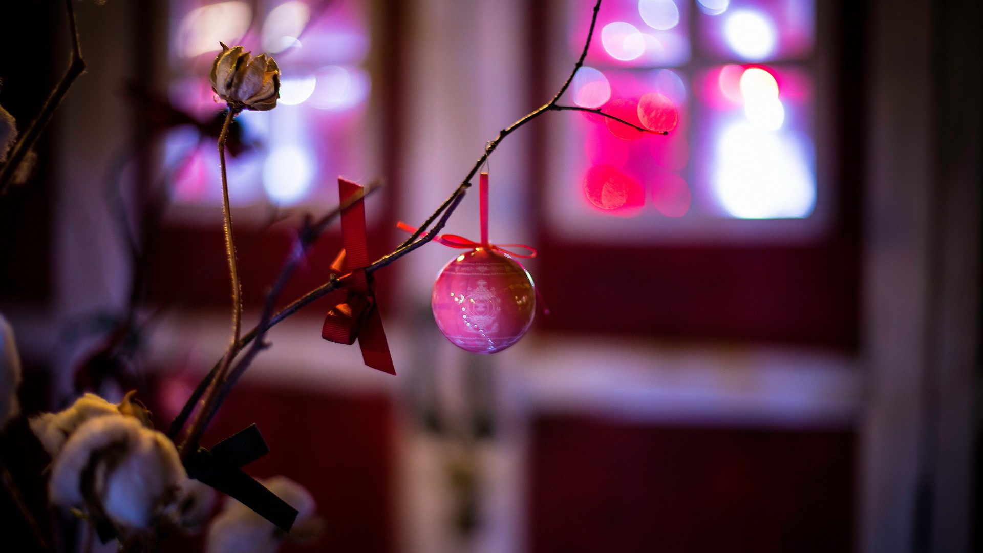 Розовая игрушка на ветке