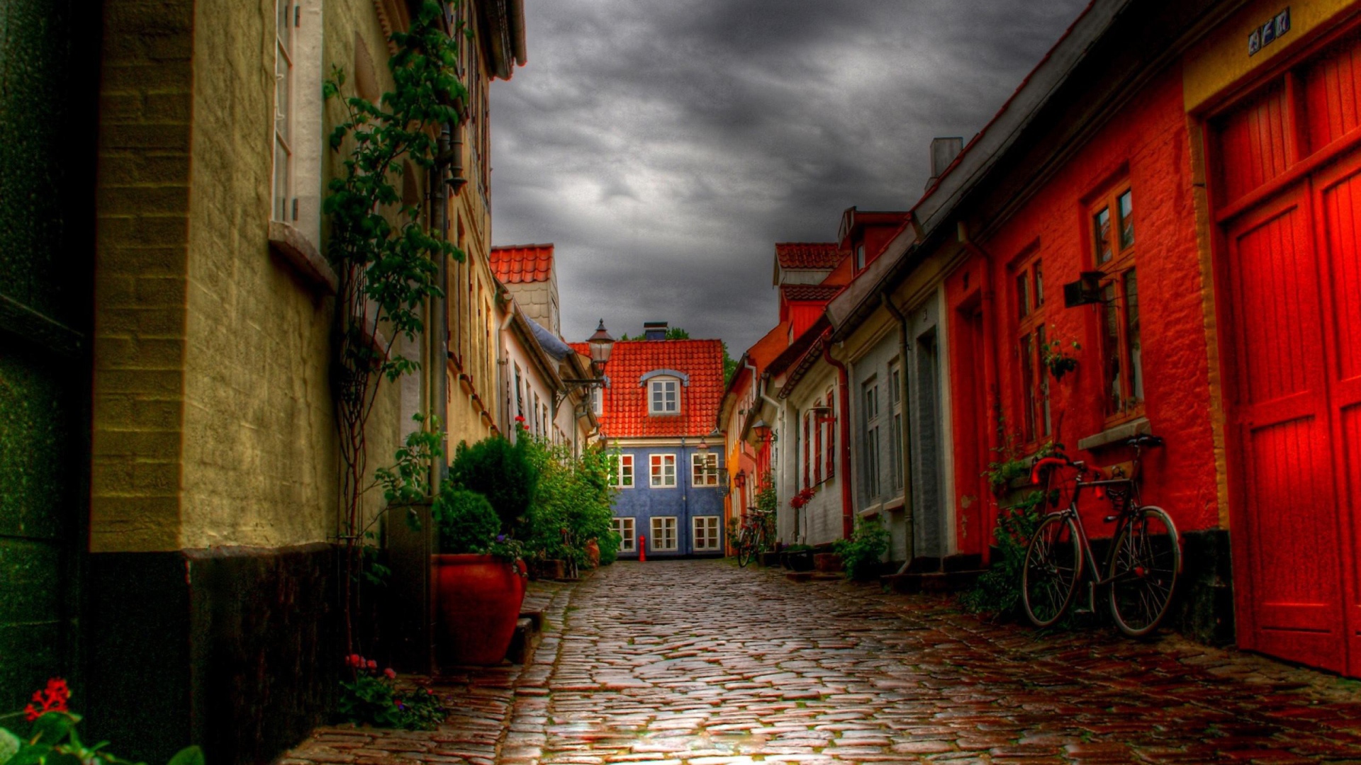 Старинная улица с велосипедом