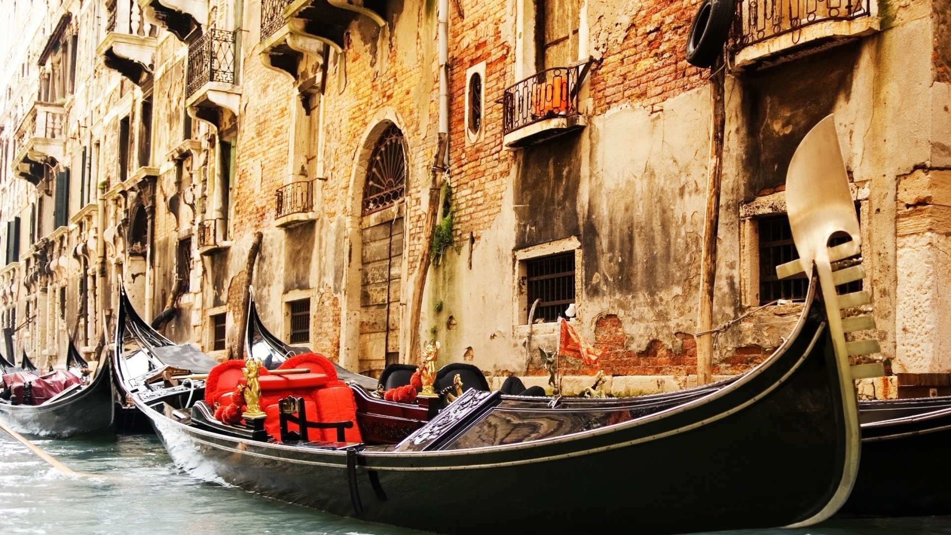 Лодка около дома в Венеции