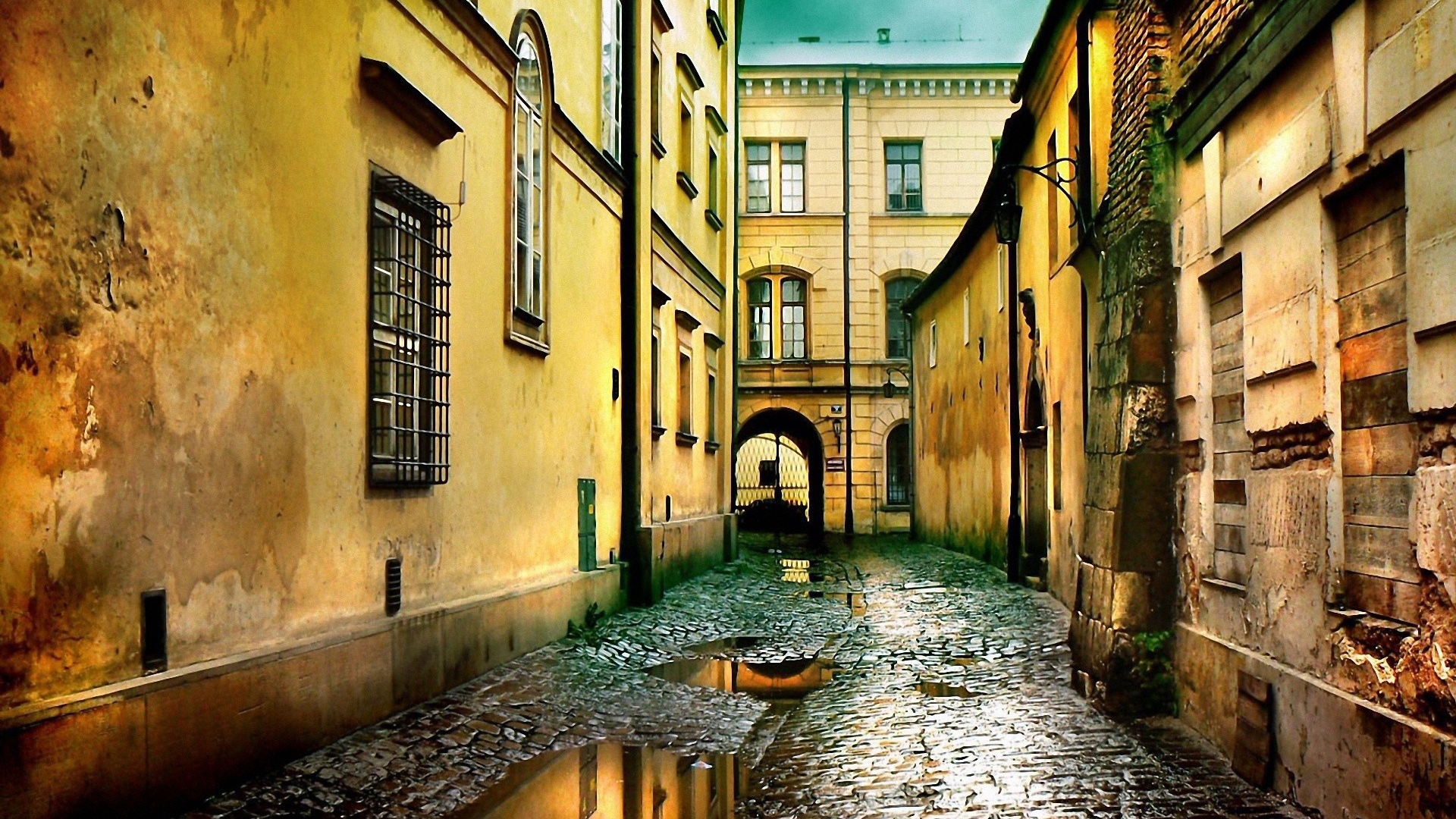 Старая улица после дождя