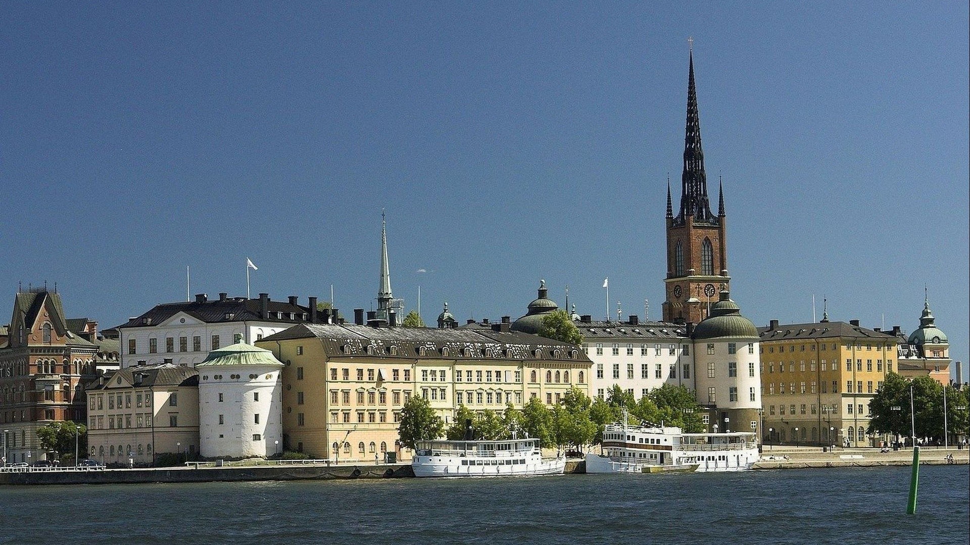 Городской пейзаж с пристанью