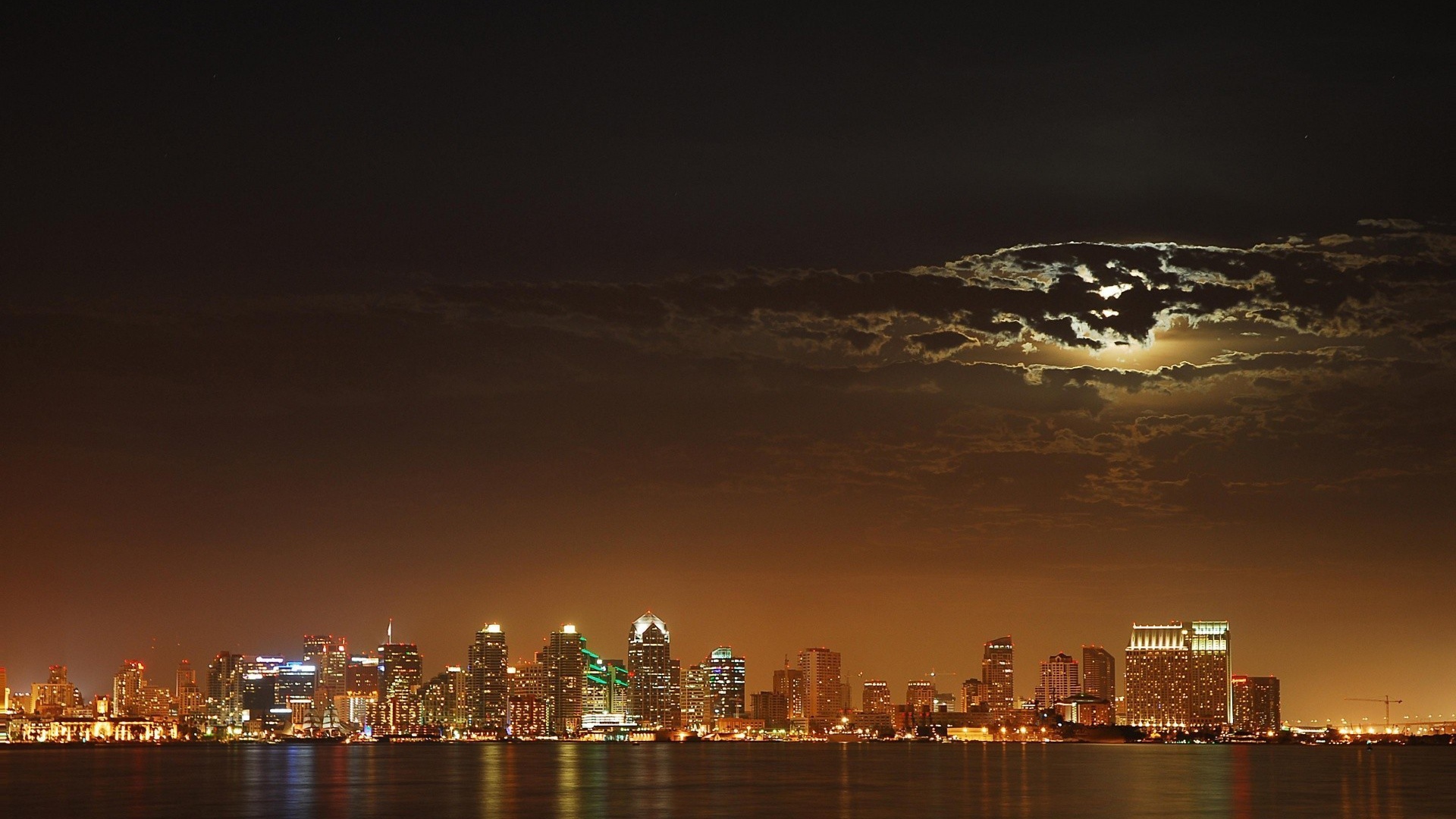 Огни города у моря