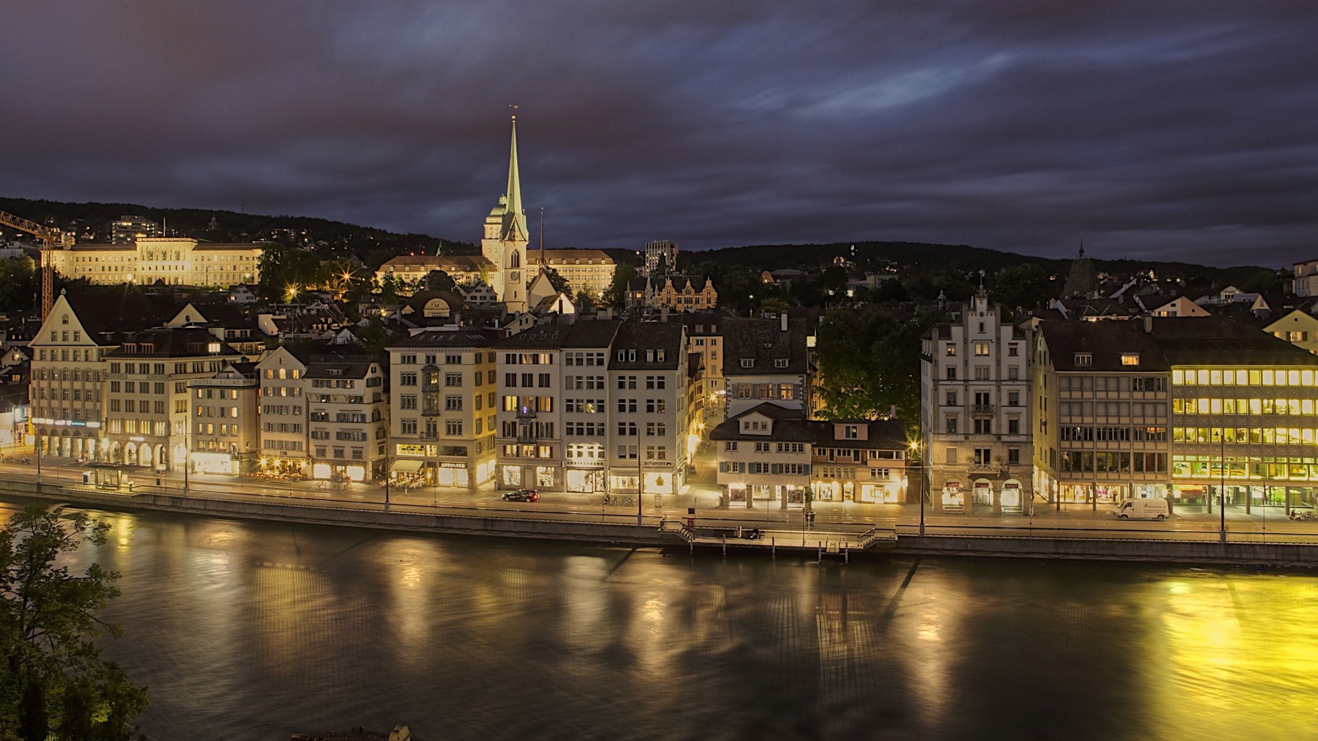 Архитектурный ансамбль на берегу реки