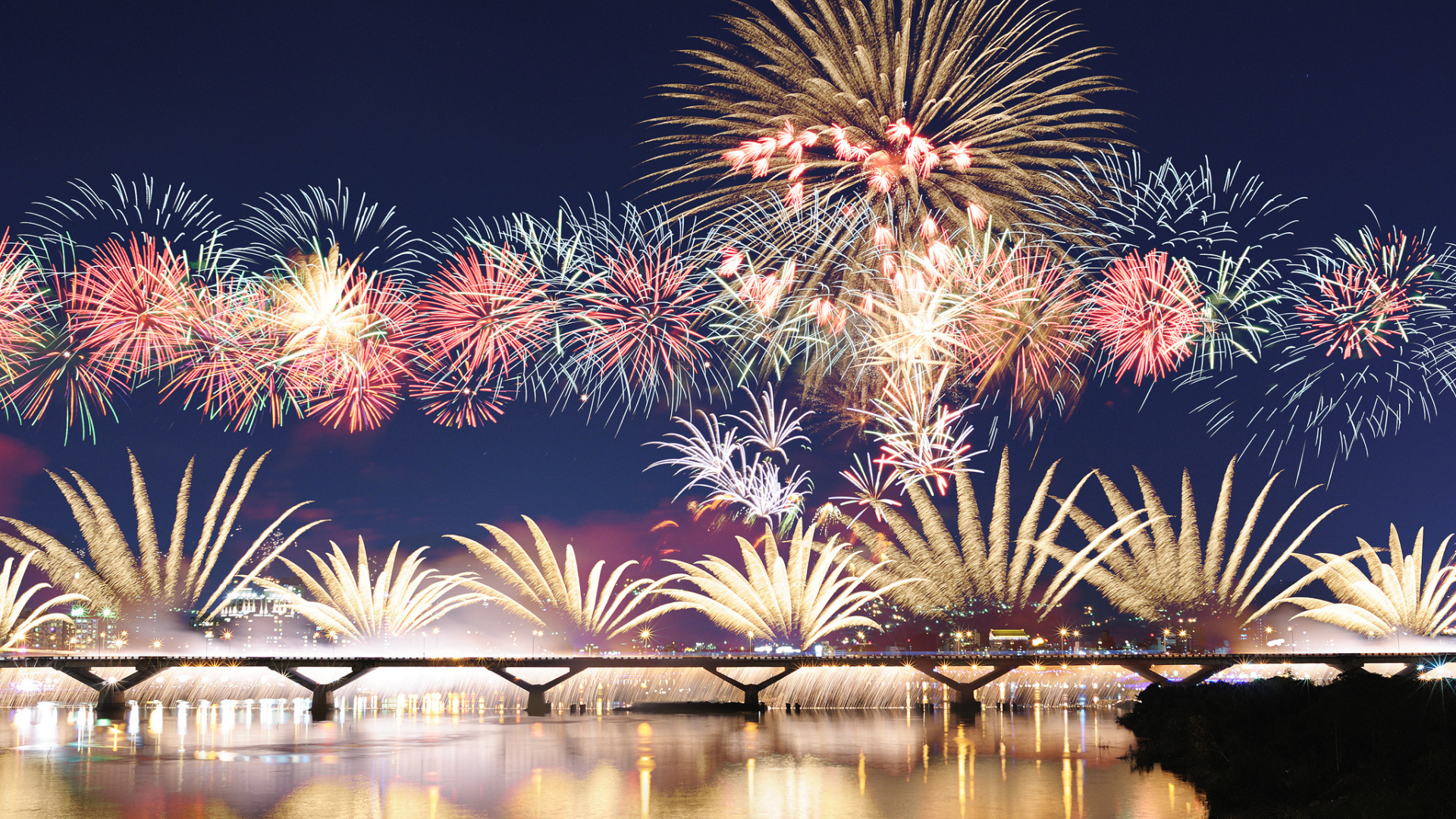 Фейерверк над мостом