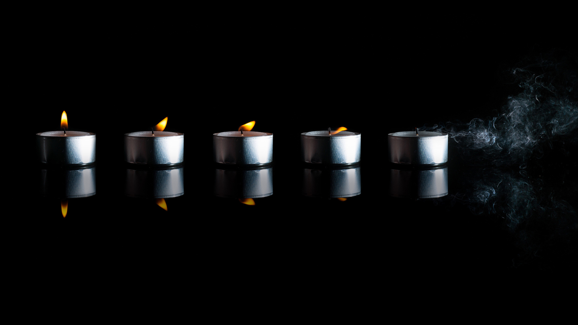 Свечи на черном фоне