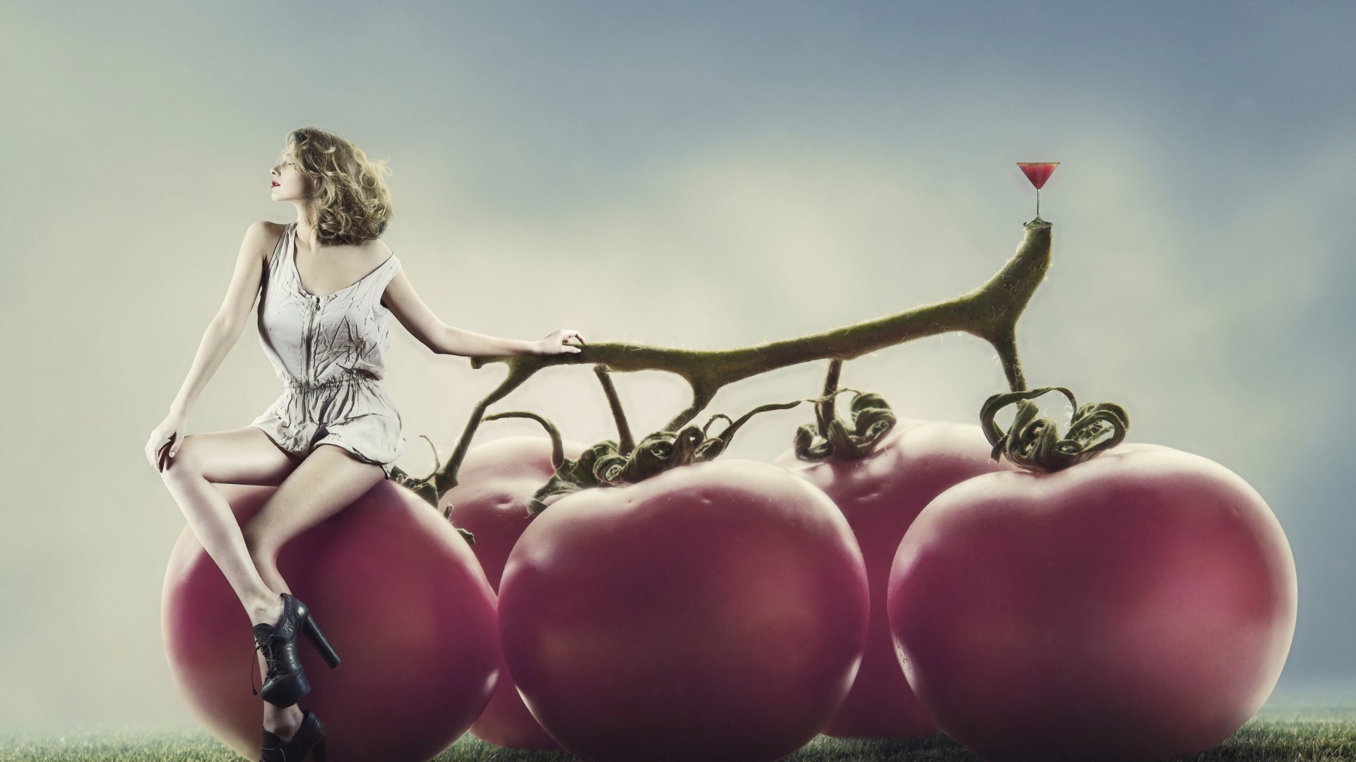 Девушка на томатах