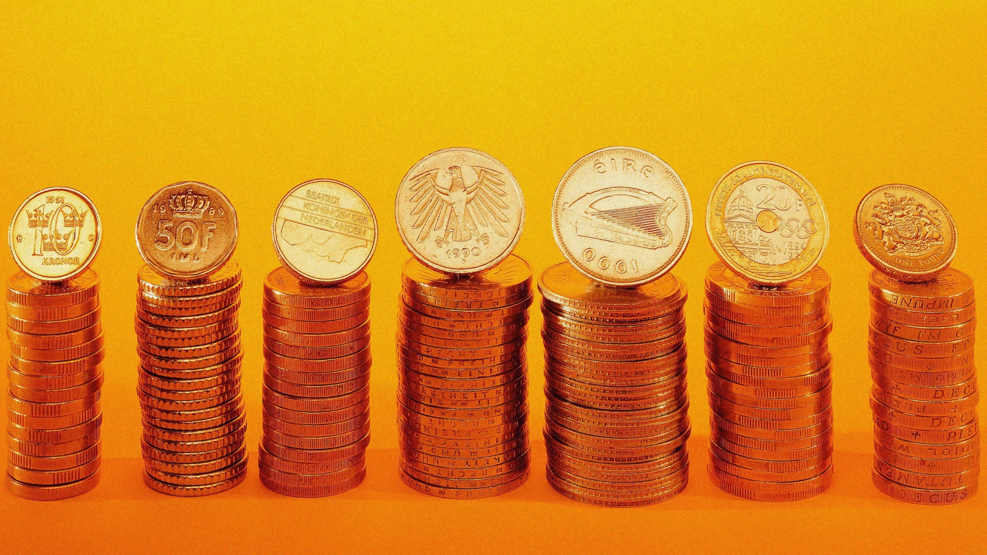 Золотые монеты в стопках