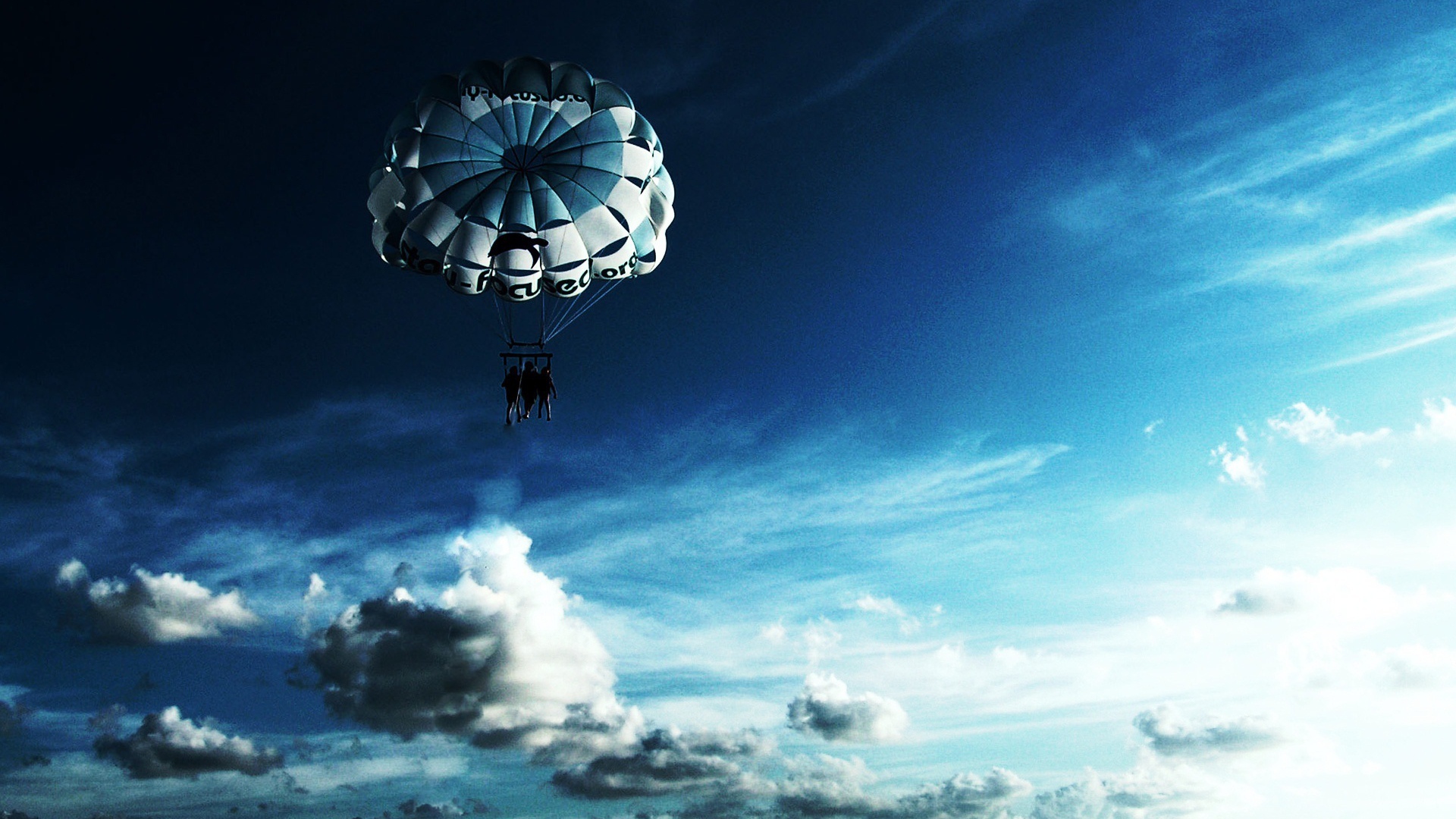 Парашют в небе