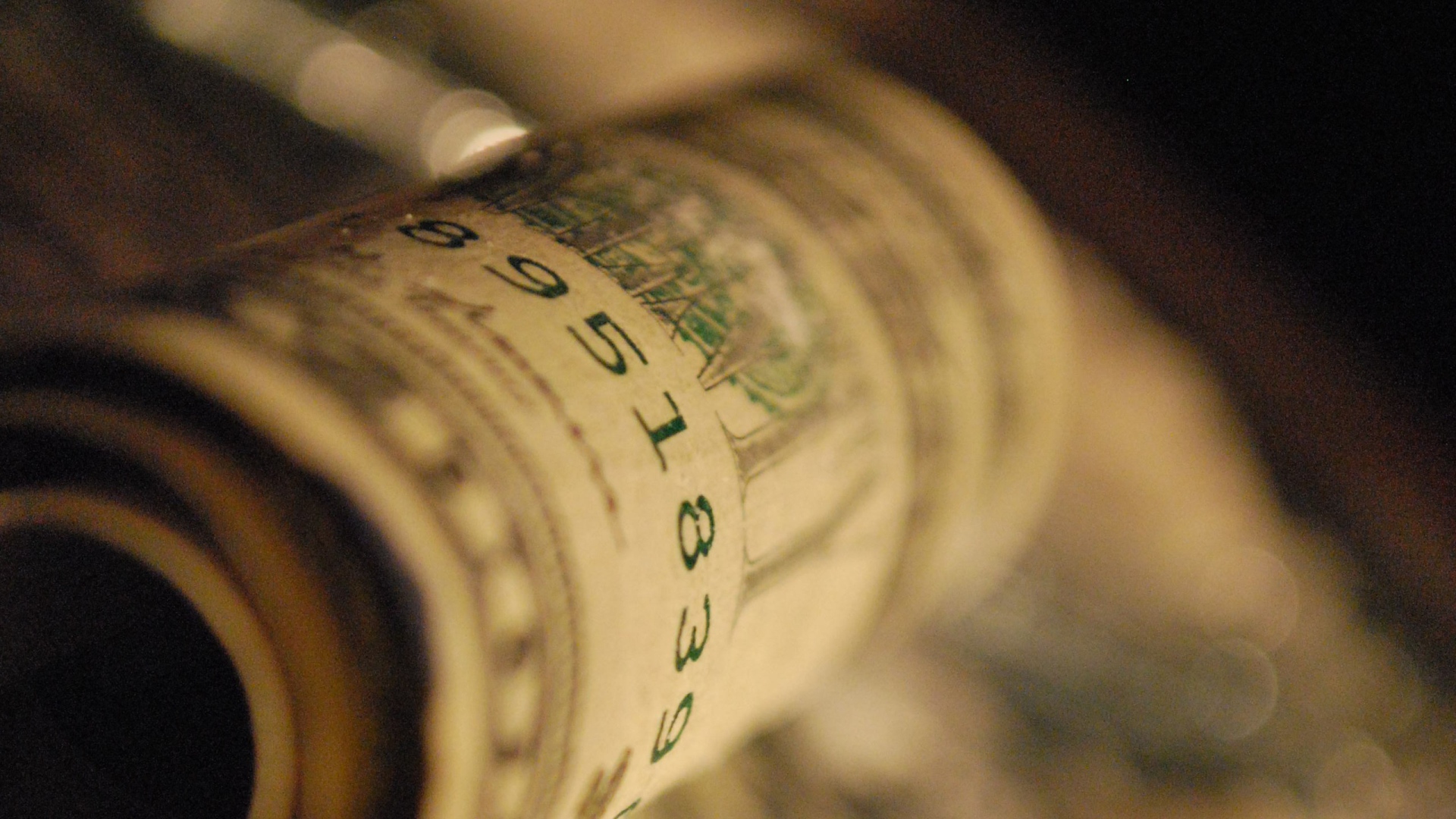 Доллар скрученный в рулон