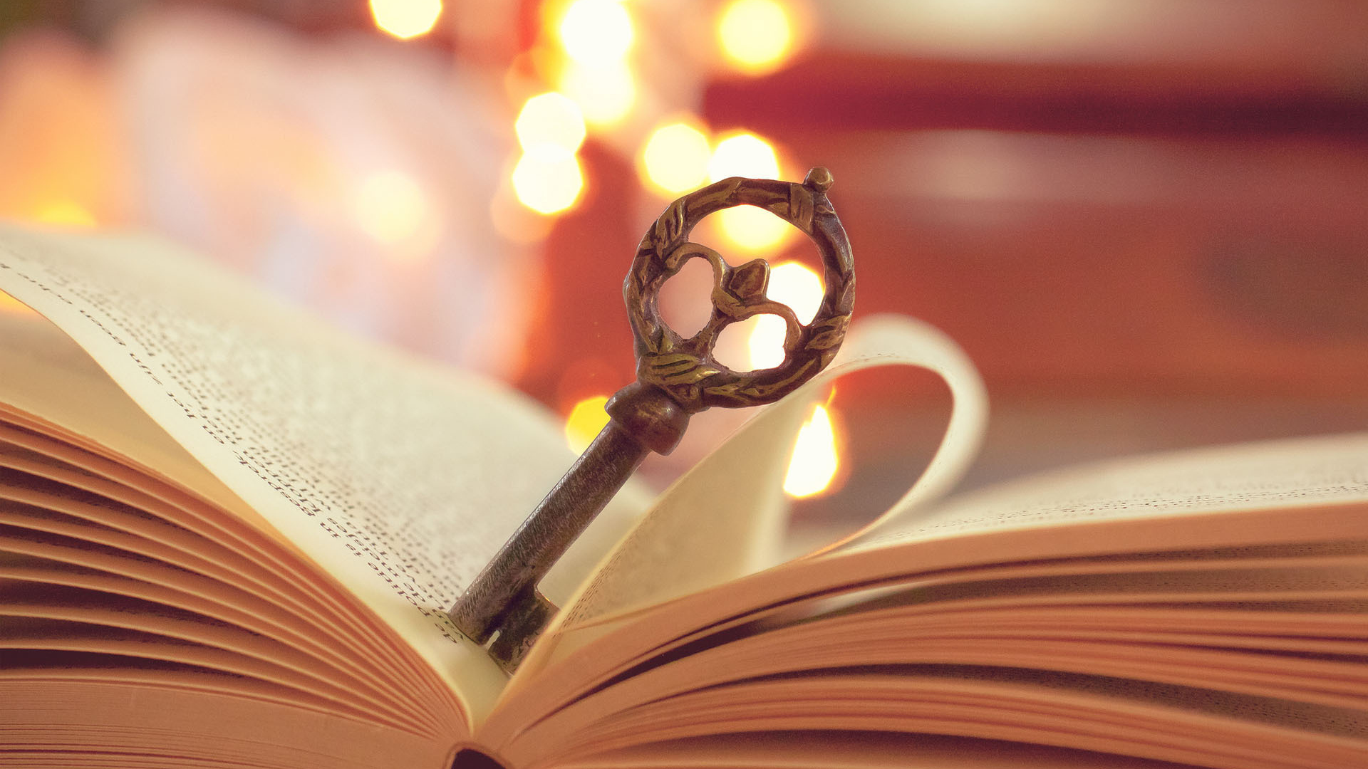 Ключ на раскрытой книге