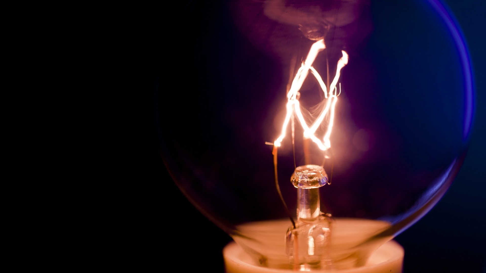 Лампа на черном фоне