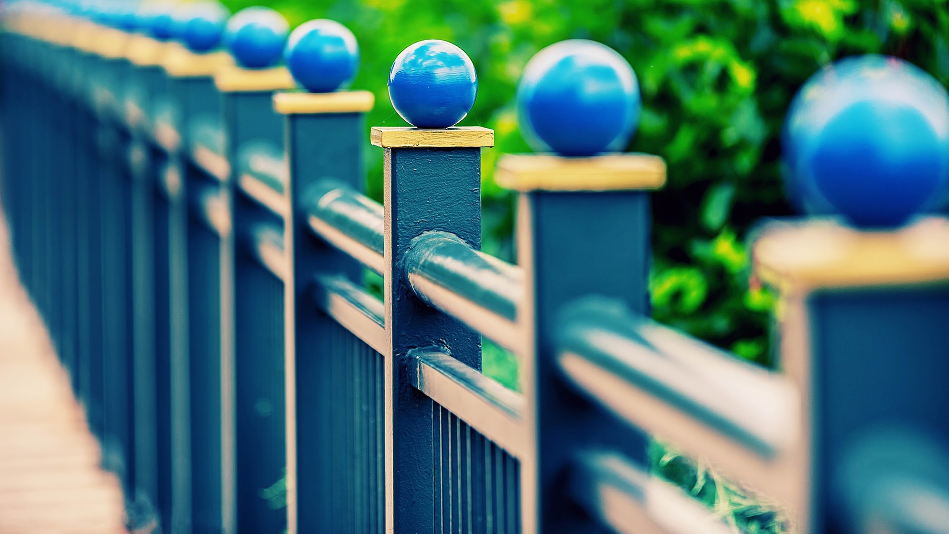 Синий забор с шариками