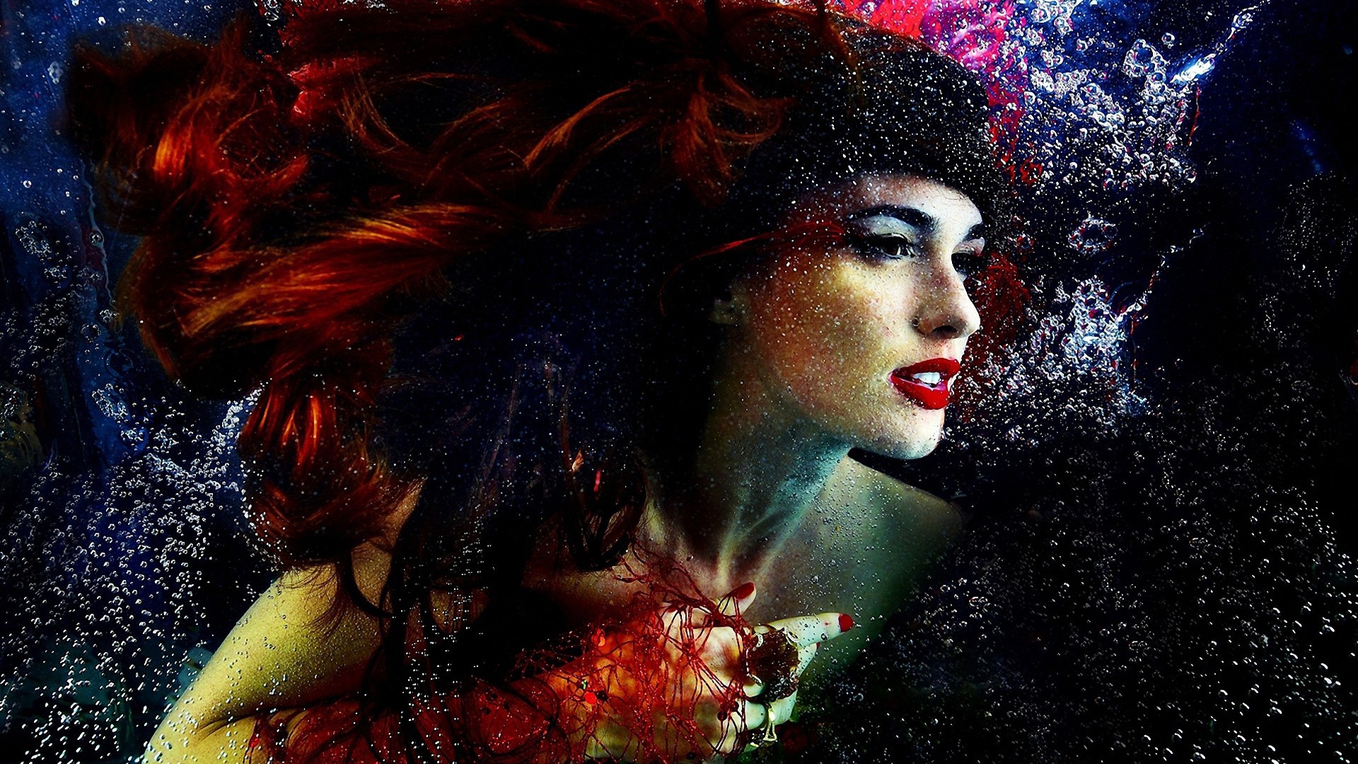 Женщина в брызгах