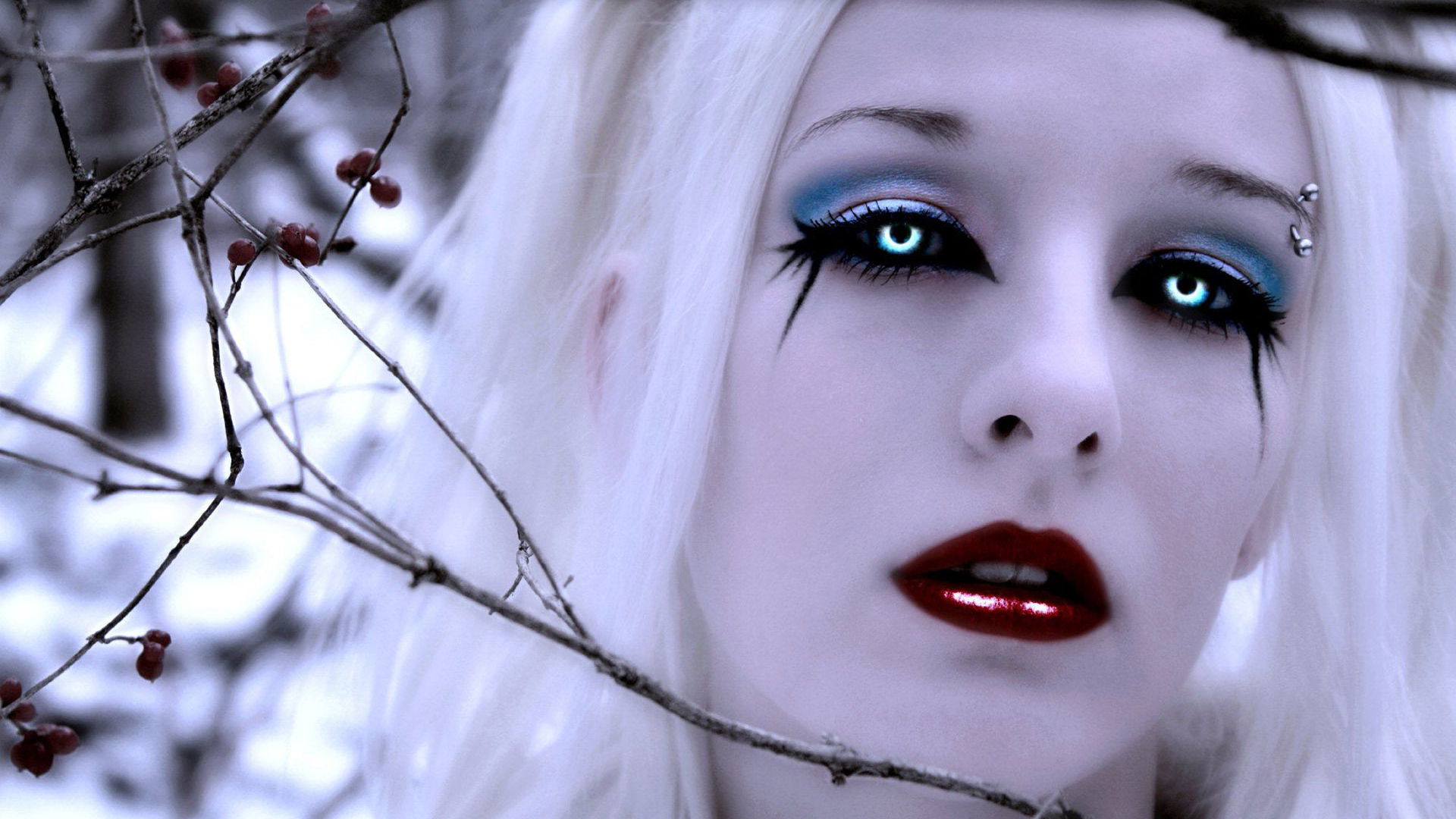 Блондинка девушка вампир