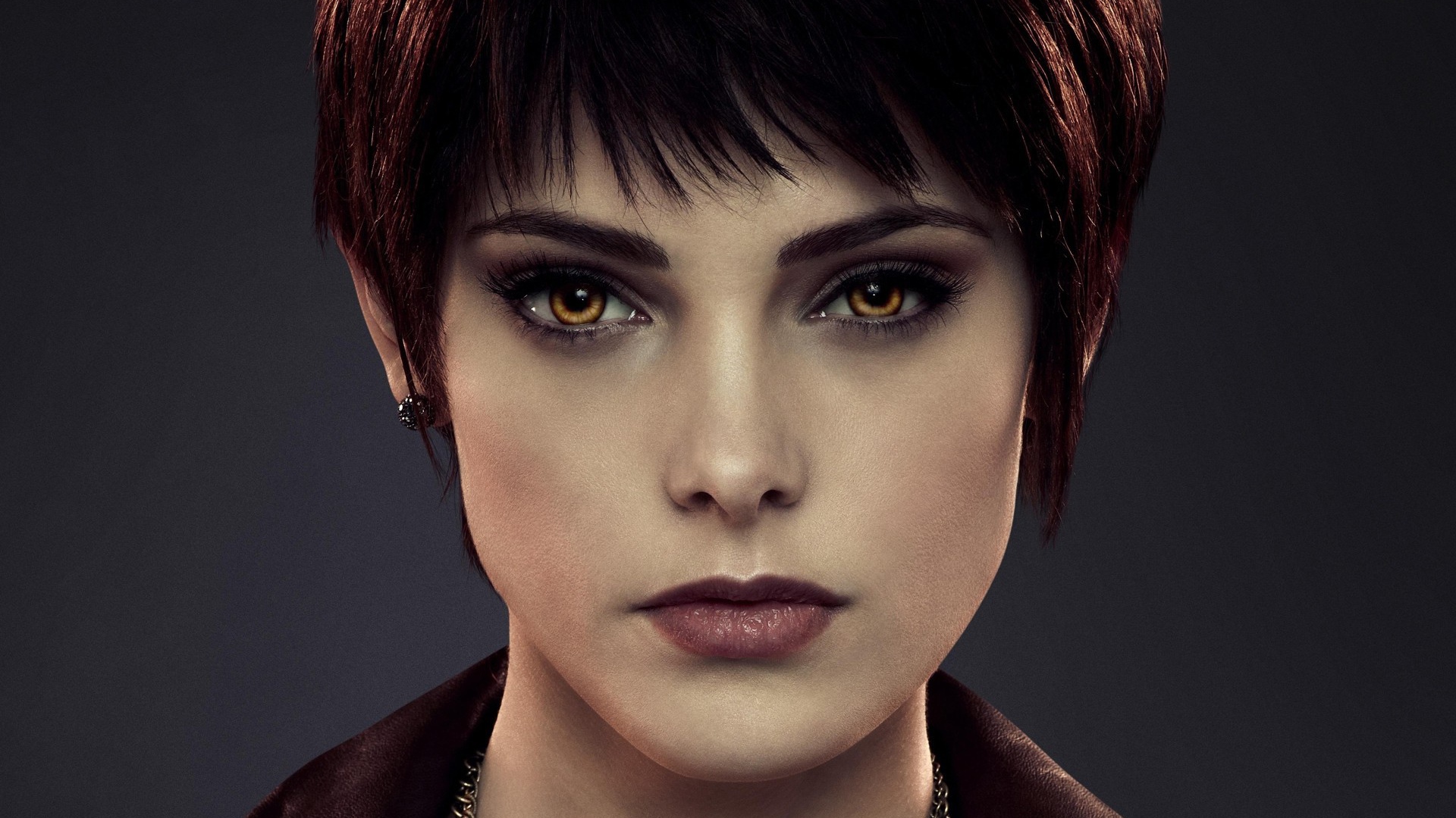 Красные волосы у девушки вампира