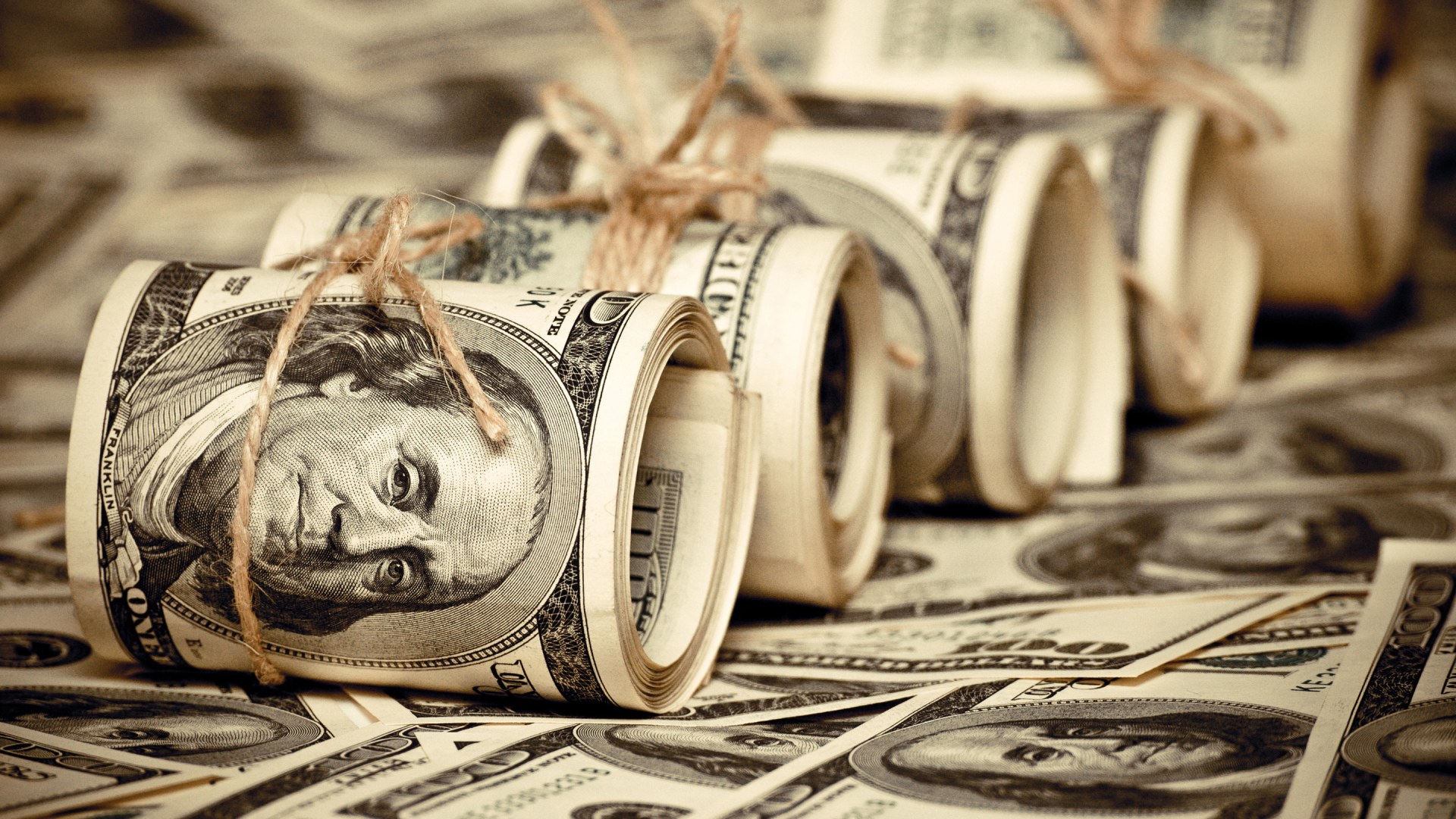 Доллары в трубочках