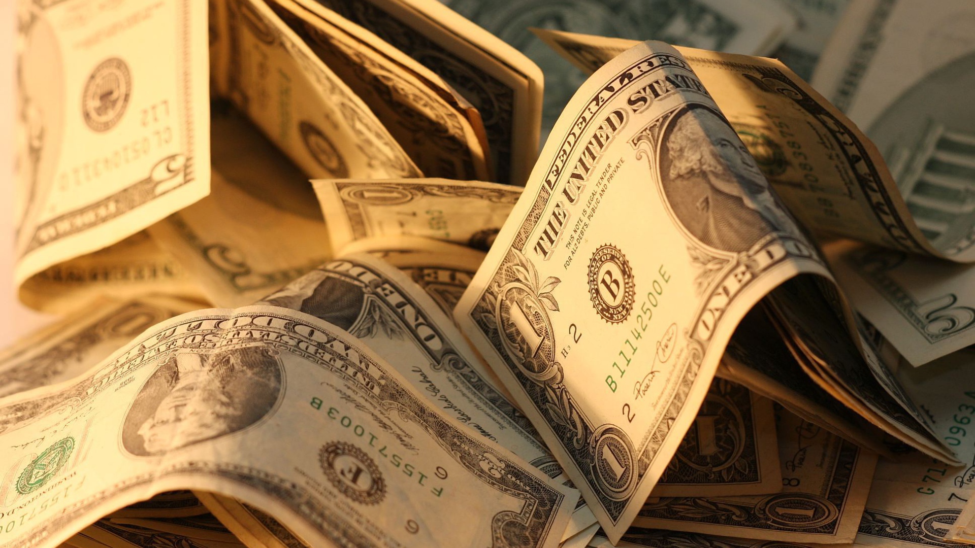 Доллары в лучах солнца
