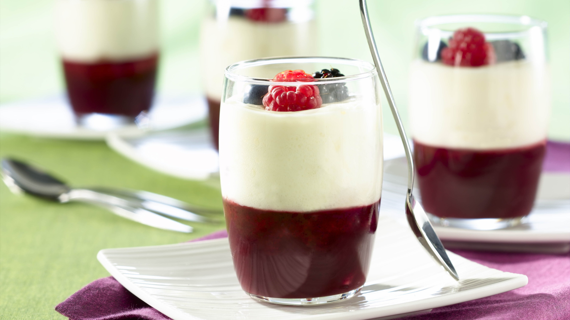 Десерт из малины и ежевики