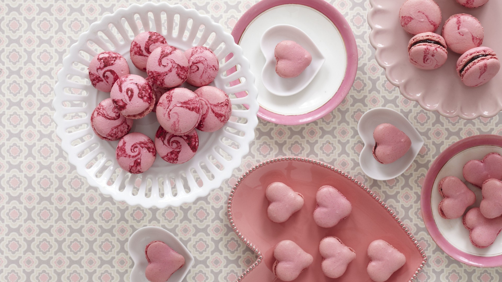 Печенье в розовой глазури