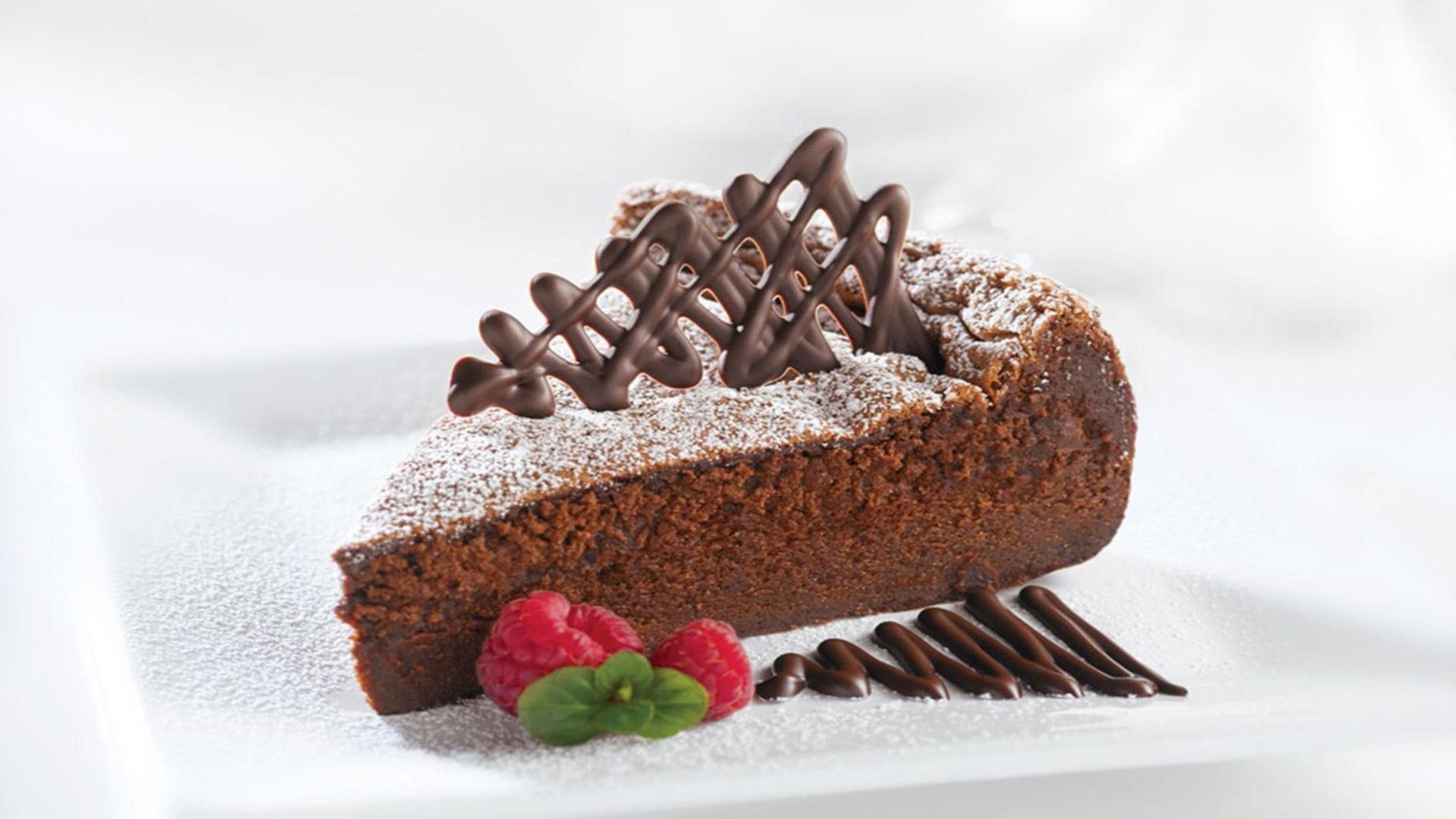 Кусок торта с малиной