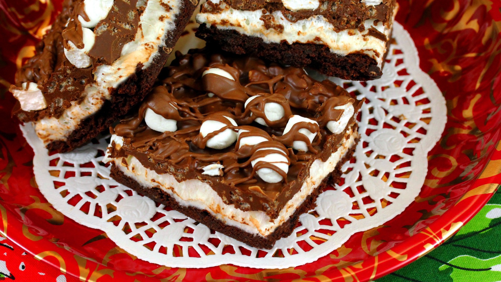 Кусочки торта на тарелке