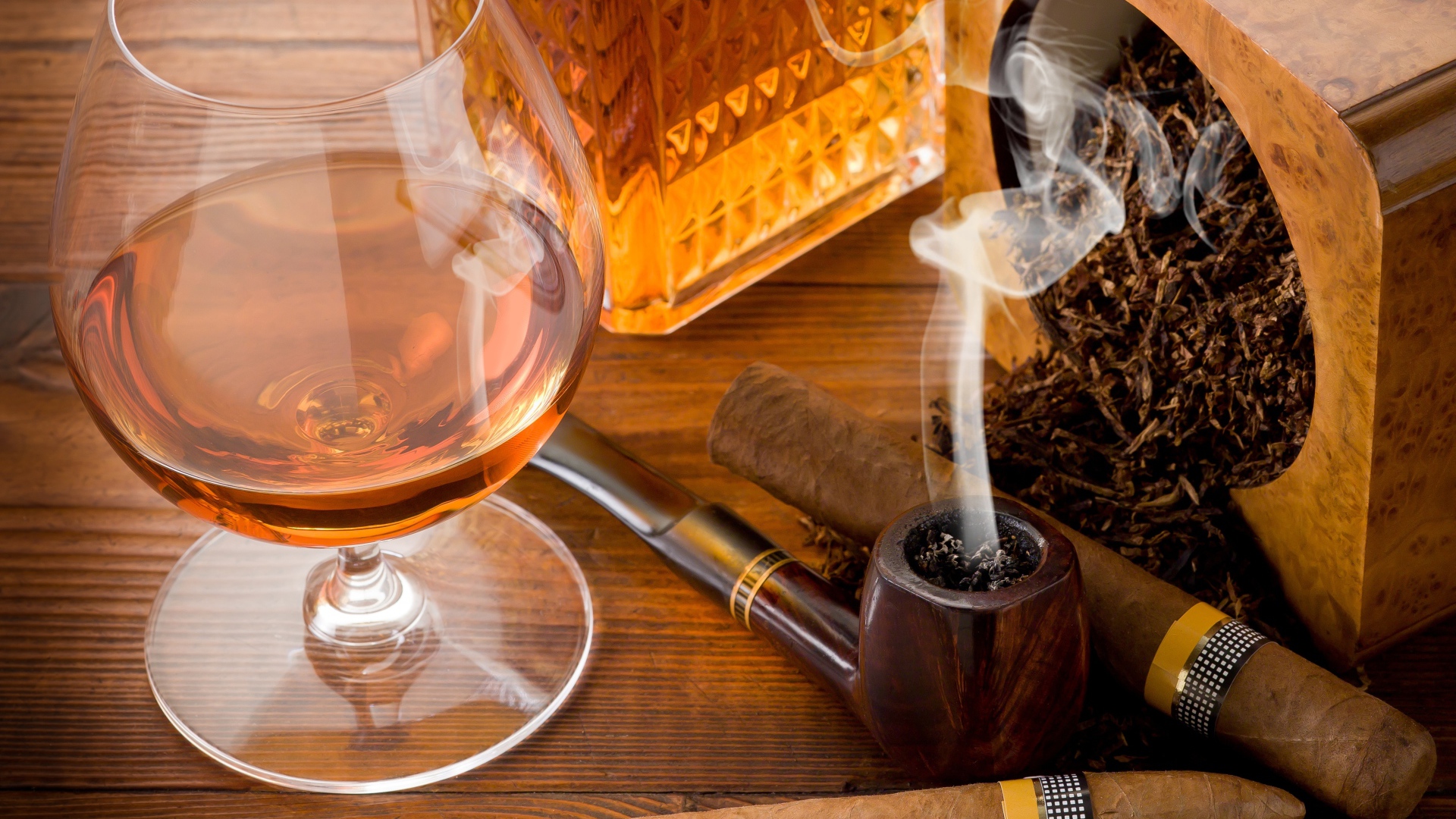 Бокал и трубка с табаком