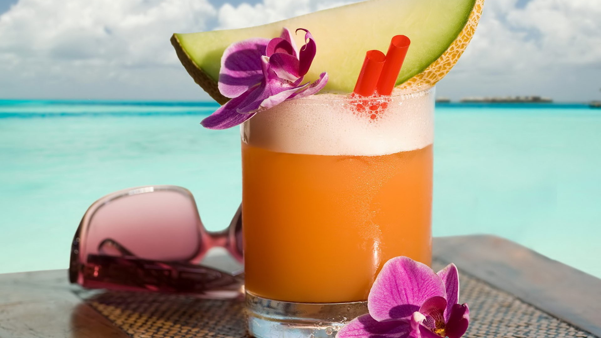 Стакан коктейля и очки