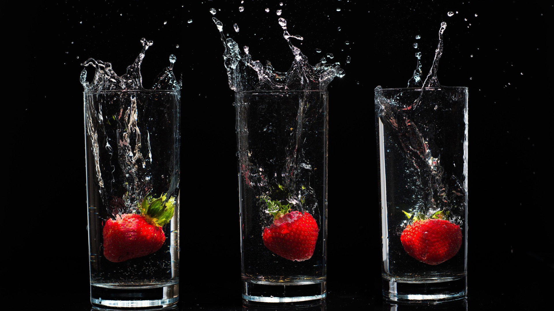 Три стакана с клубникой