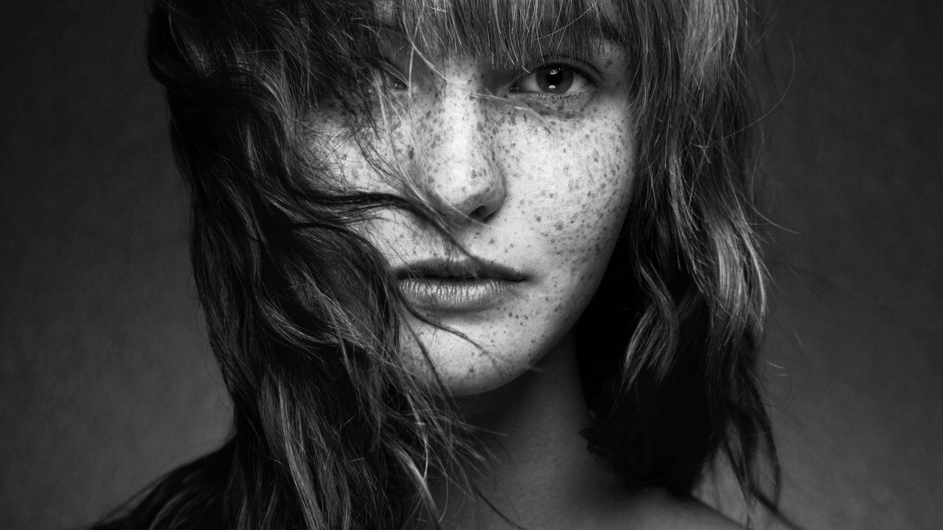 Черно белое фото девушки с веснушками
