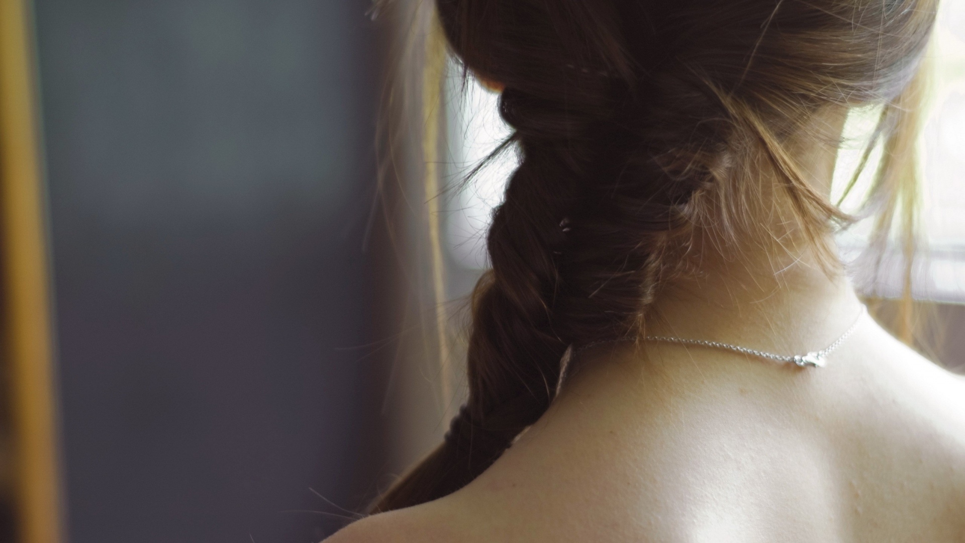 Брюнетка с косой