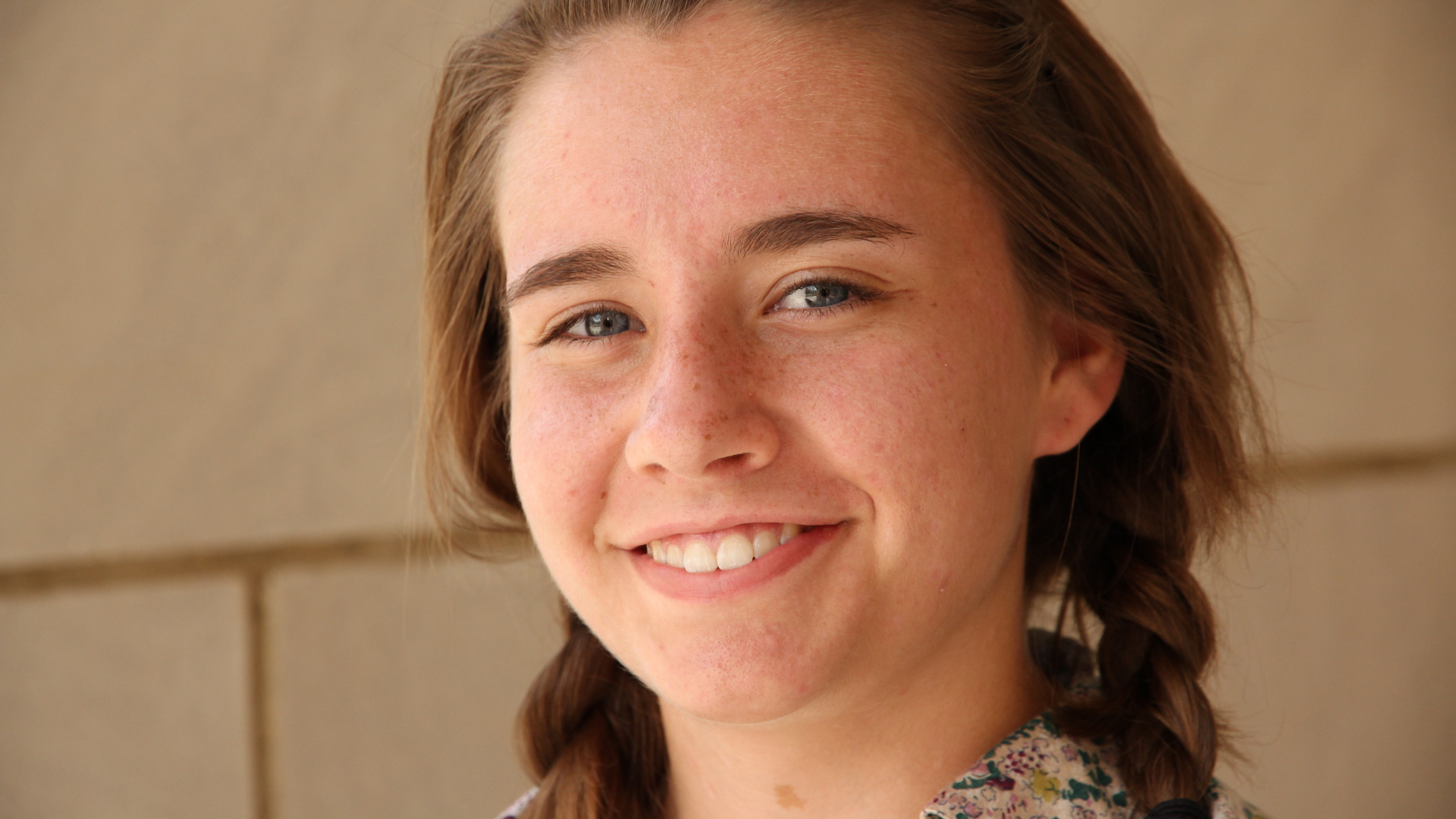 Милая девушка с веснушками