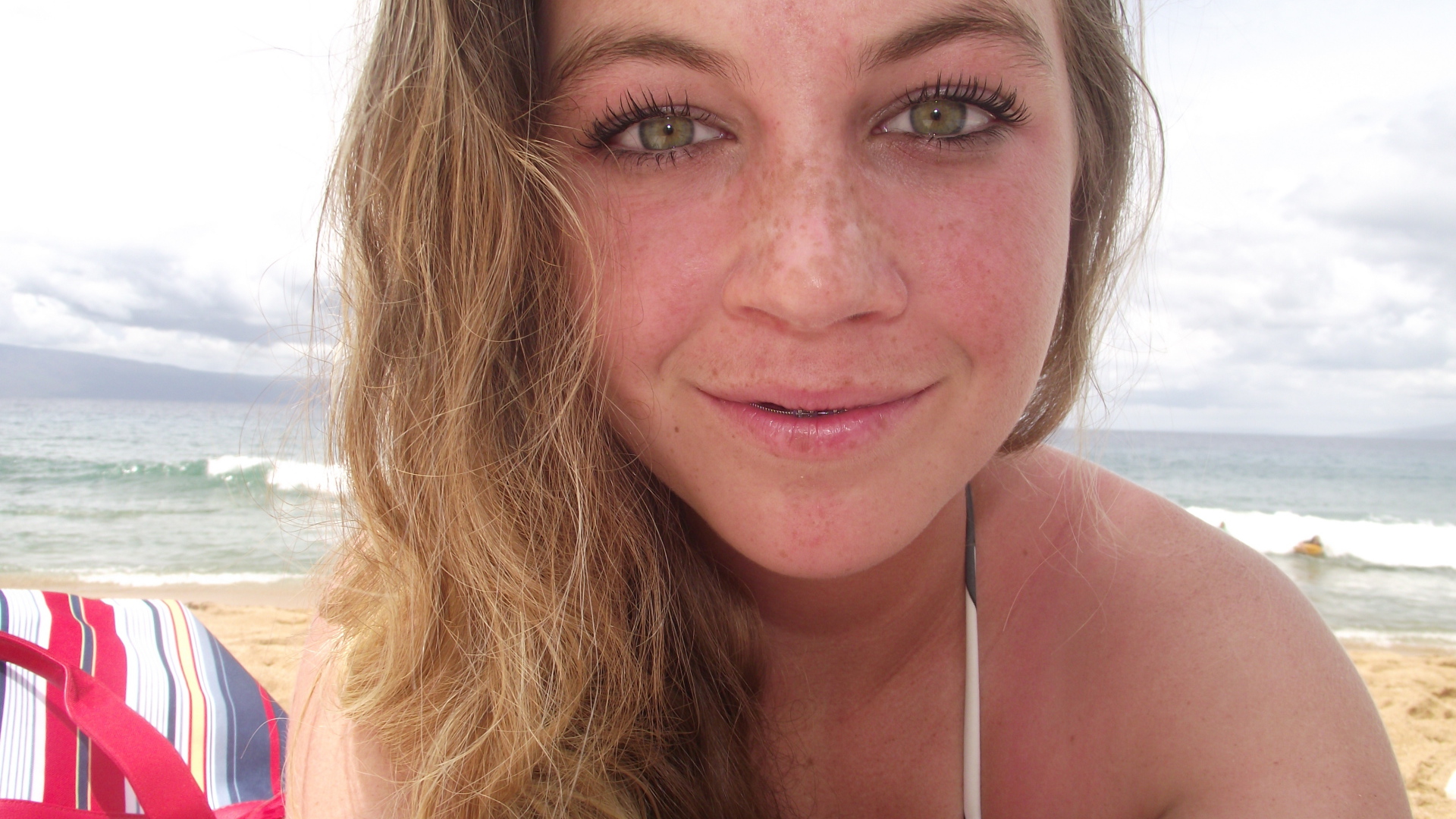 Девушка с веснушками на пляже