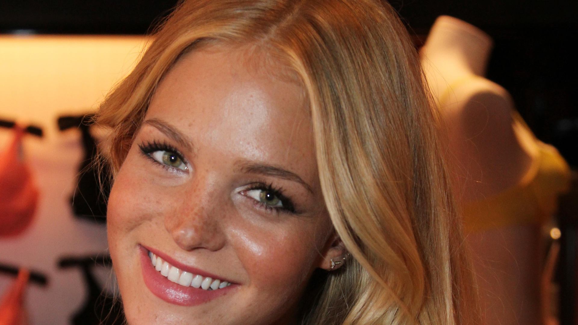 Девушка с веснушками улыбается