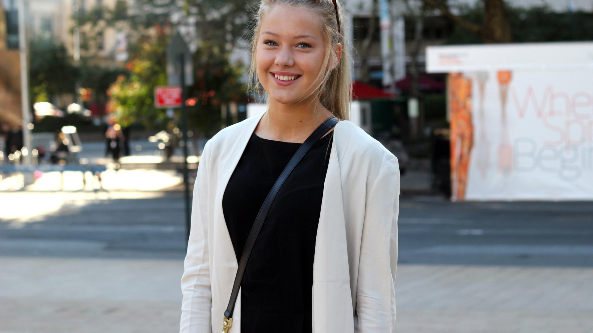 Улыбчивая девушка на улице