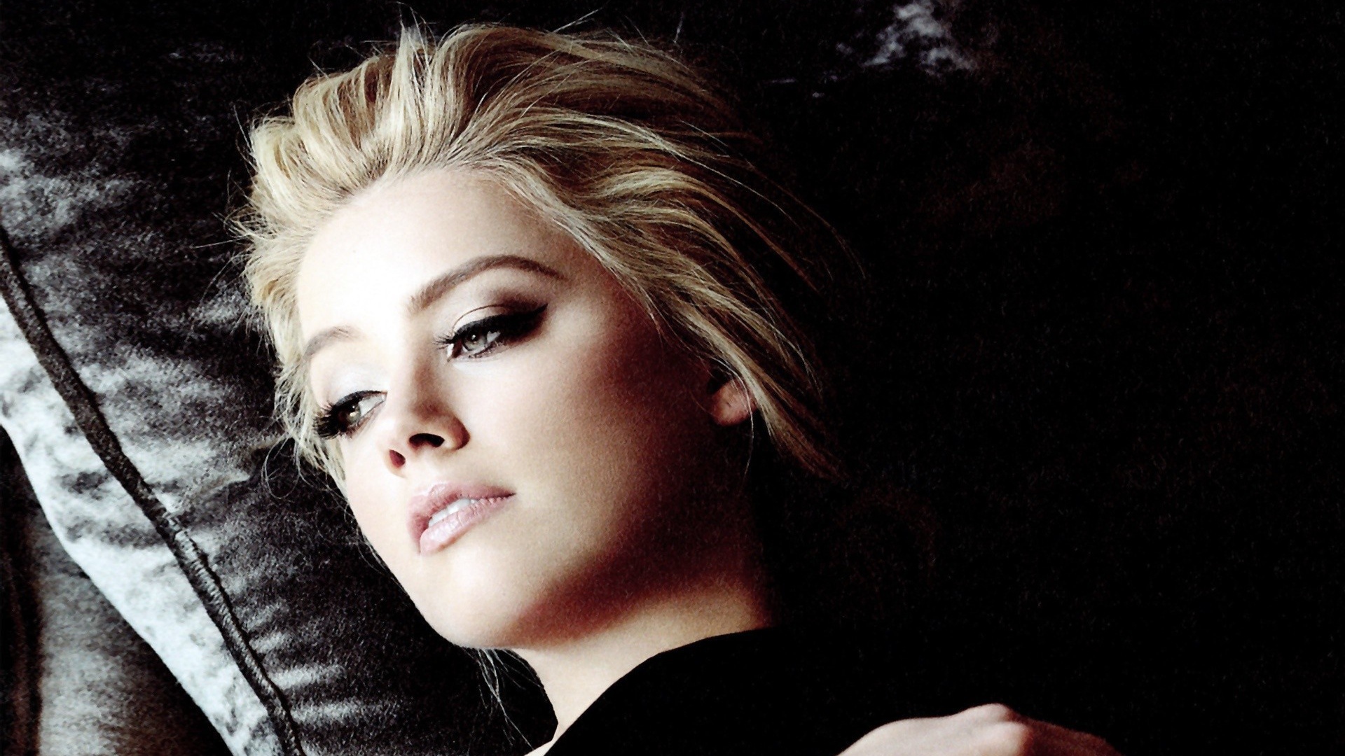 Прекрасная актриса Эмбер Хёрд