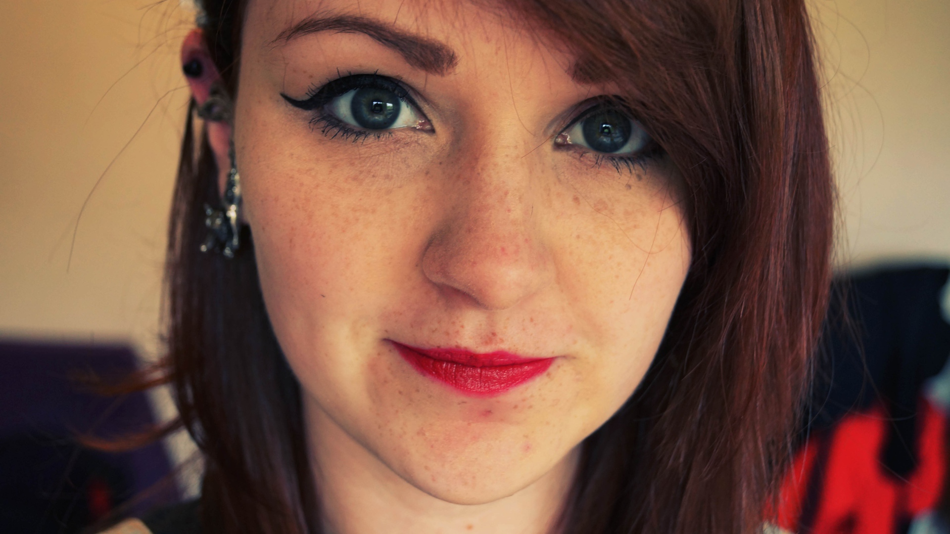 Очень красивая девушка с веснушками