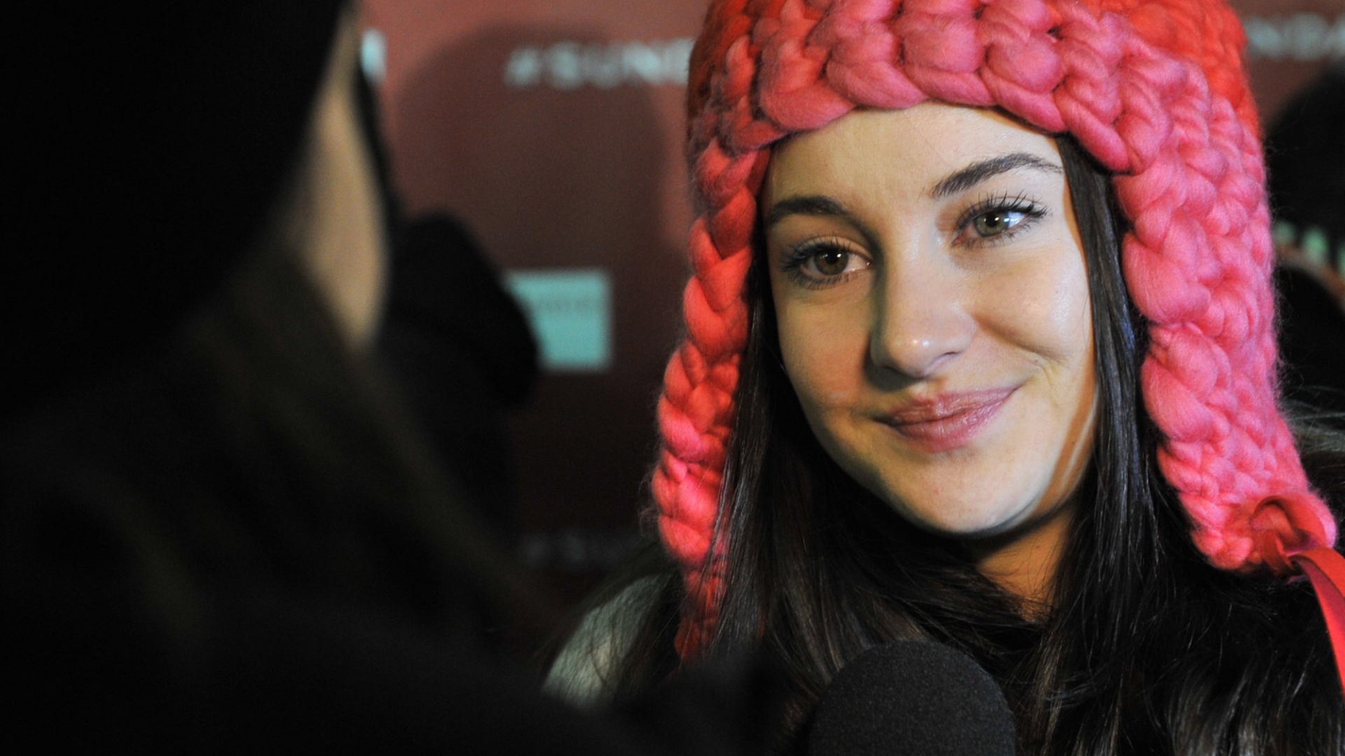 Красивая актриса Шейлин Вудли