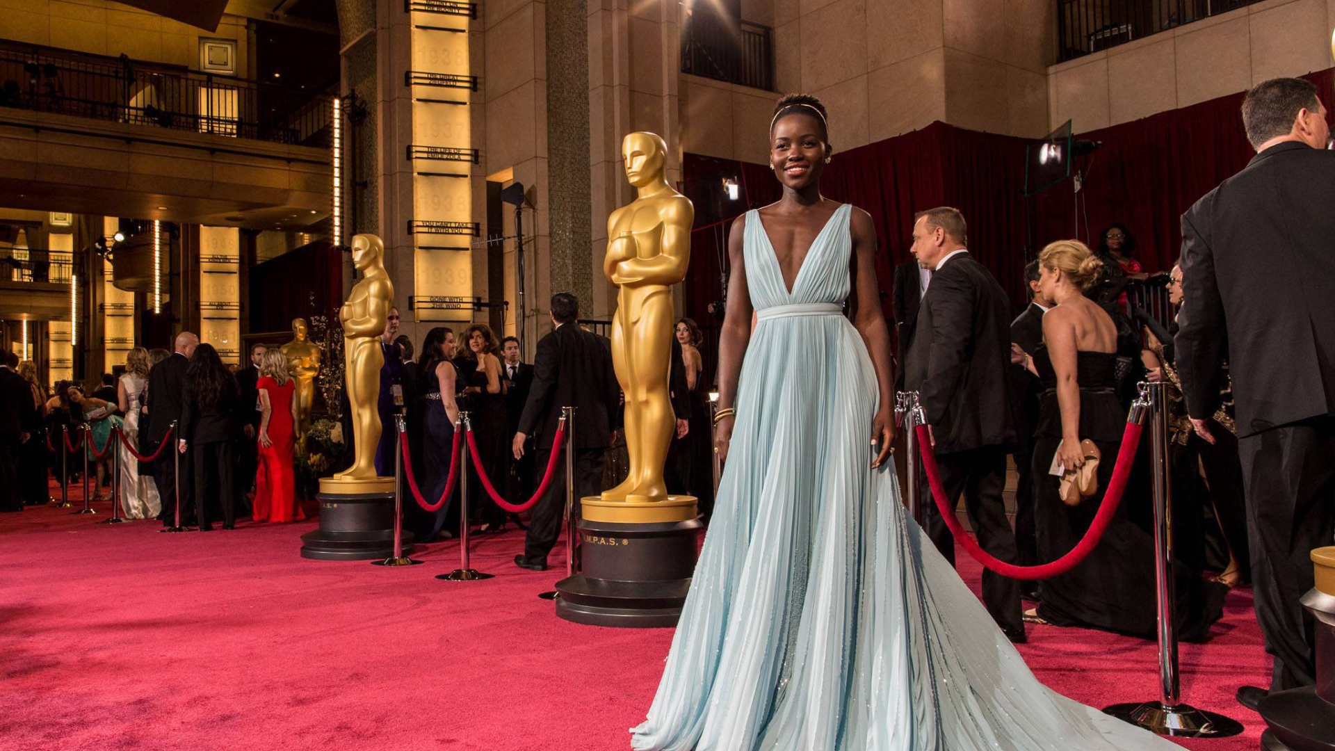 Очаровательная актриса Лупита Нионго