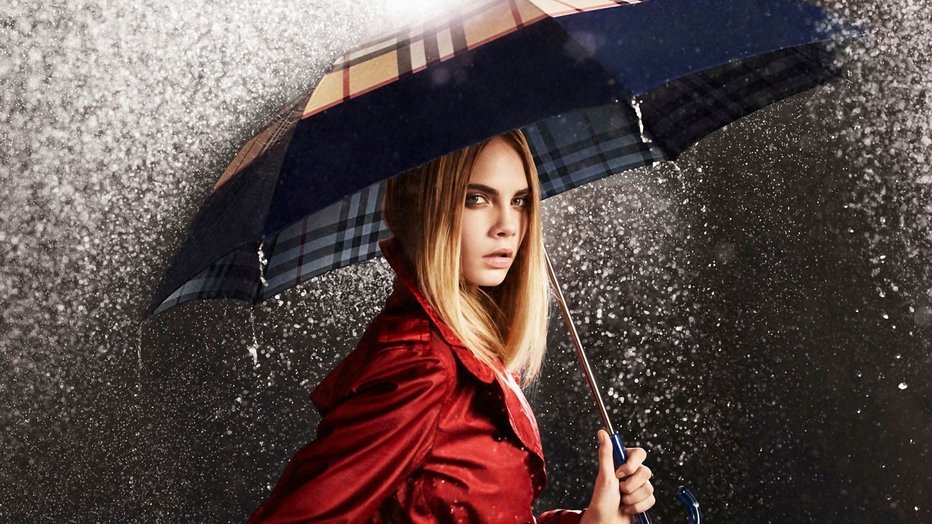 Красивая девушка под зонтом