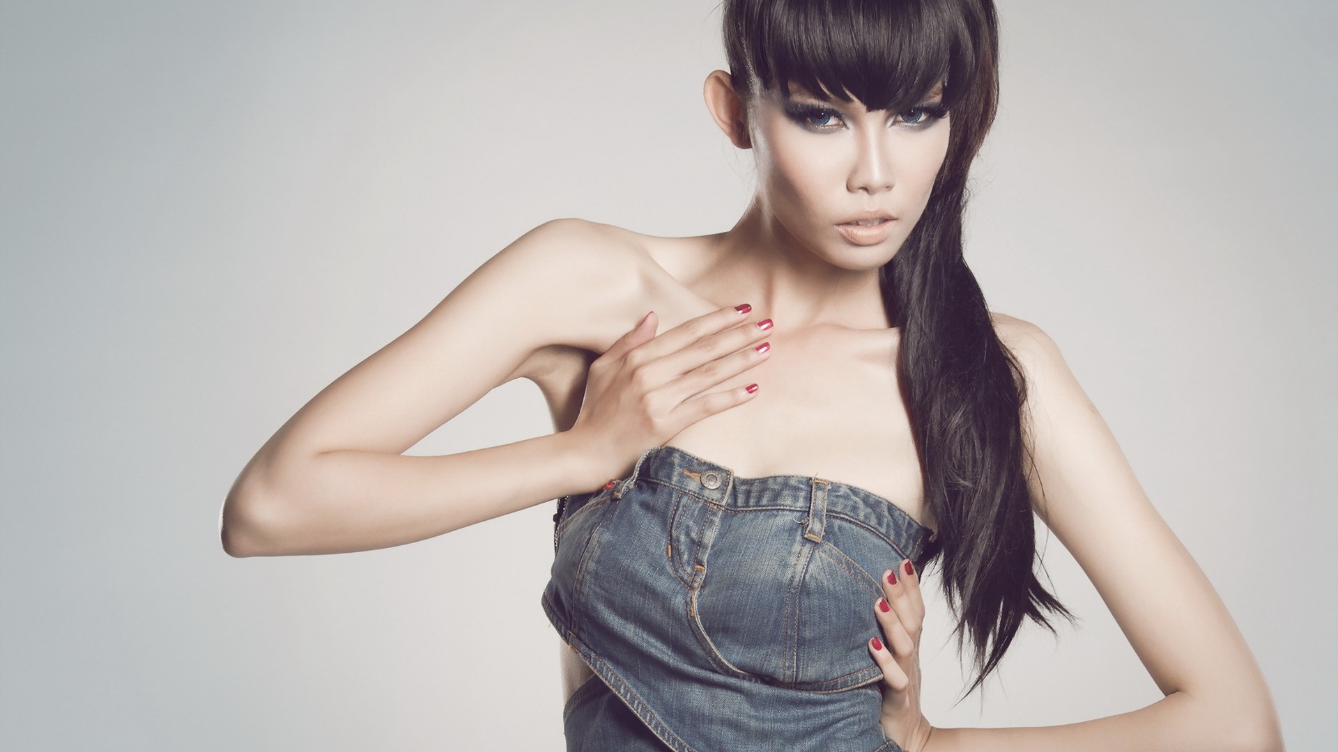 Девушка в джинсовом костюме