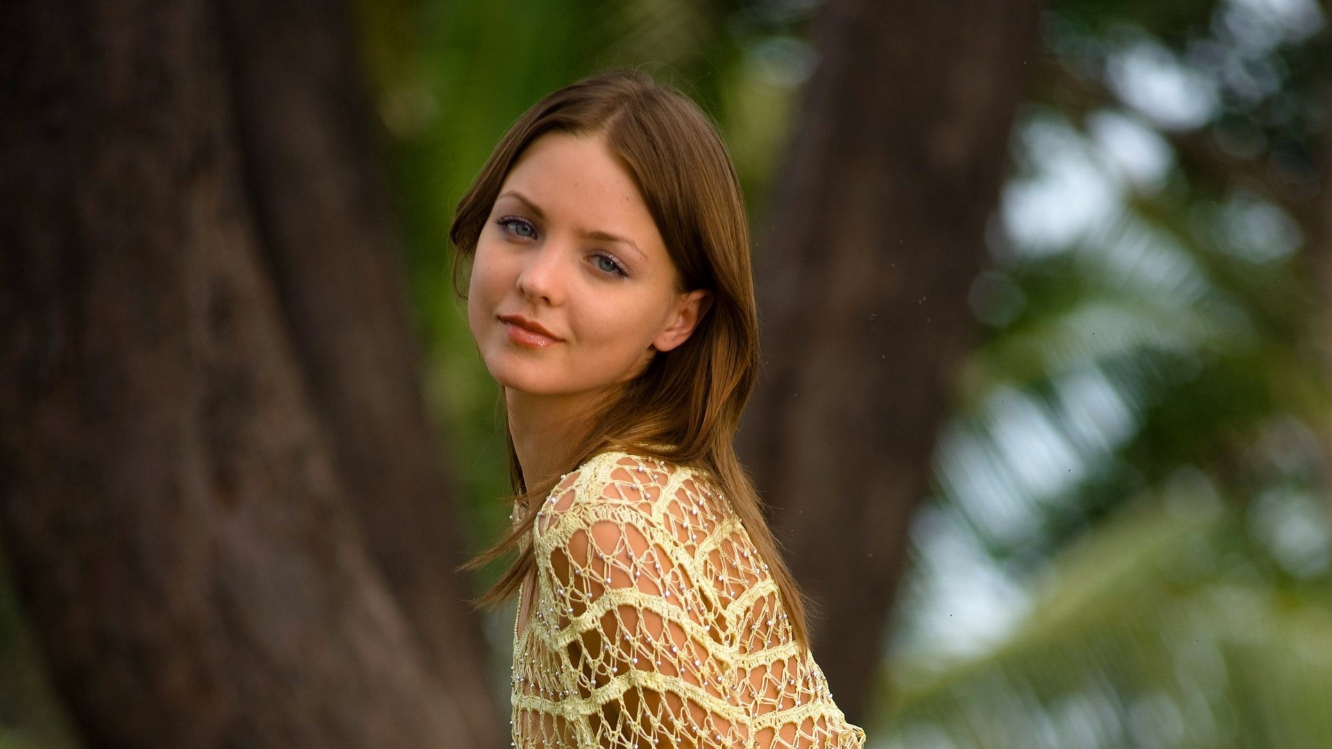 Девушка в ажурной кофте