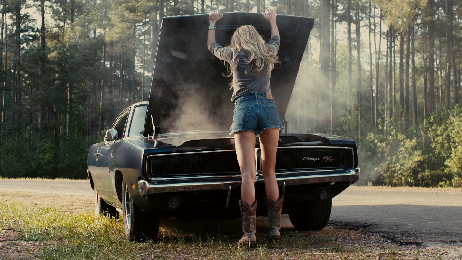 Девушка со сломанной машиной