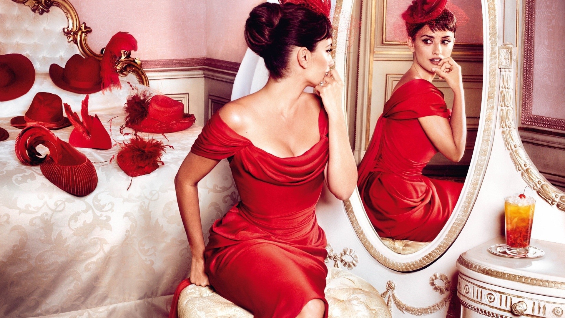 Пенелопа Круз у зеркала