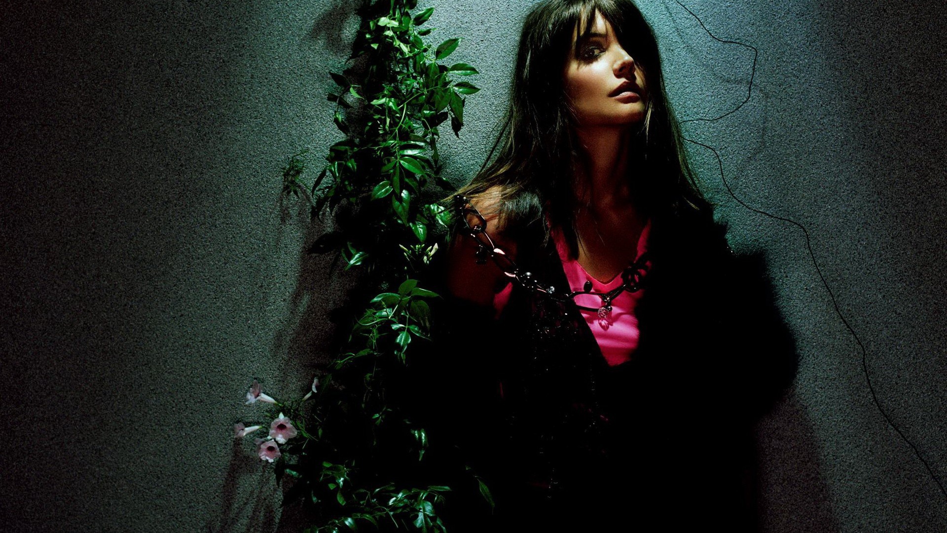 Женщина у стены