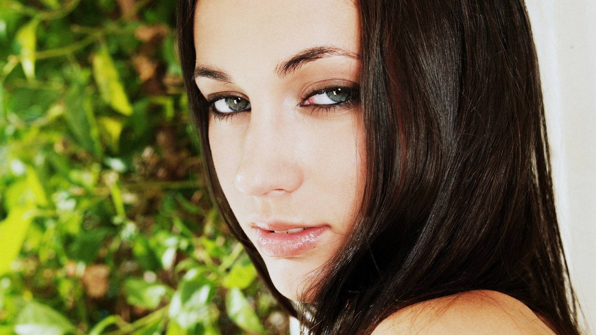 Лицо брюнетки 