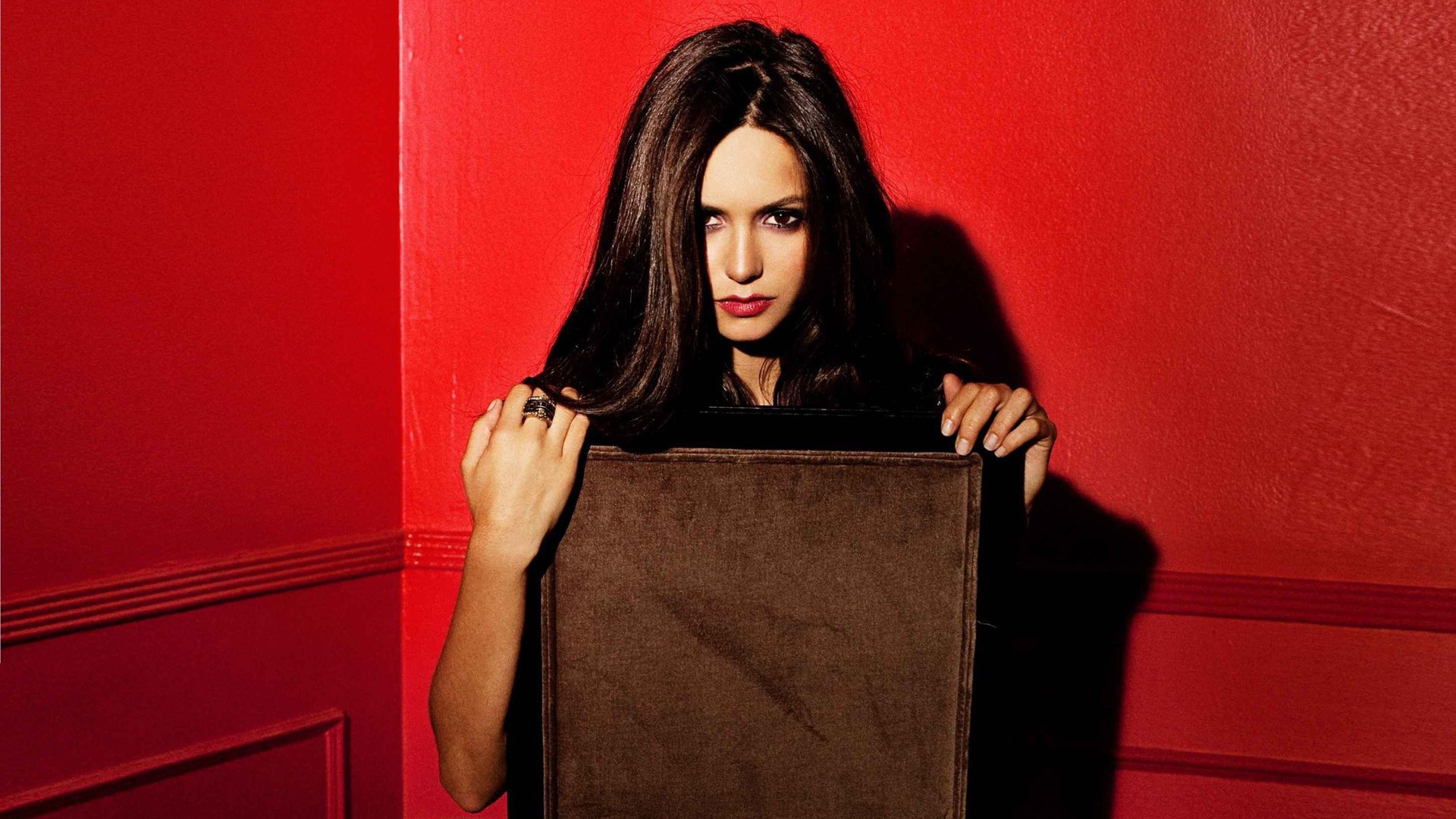 Нина у красной стены