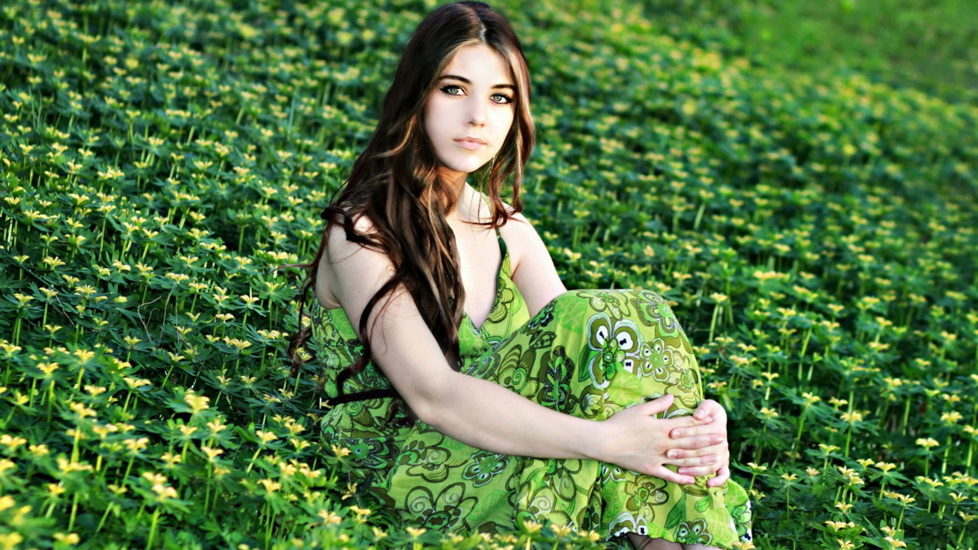 Брюнетка на зеленом поле