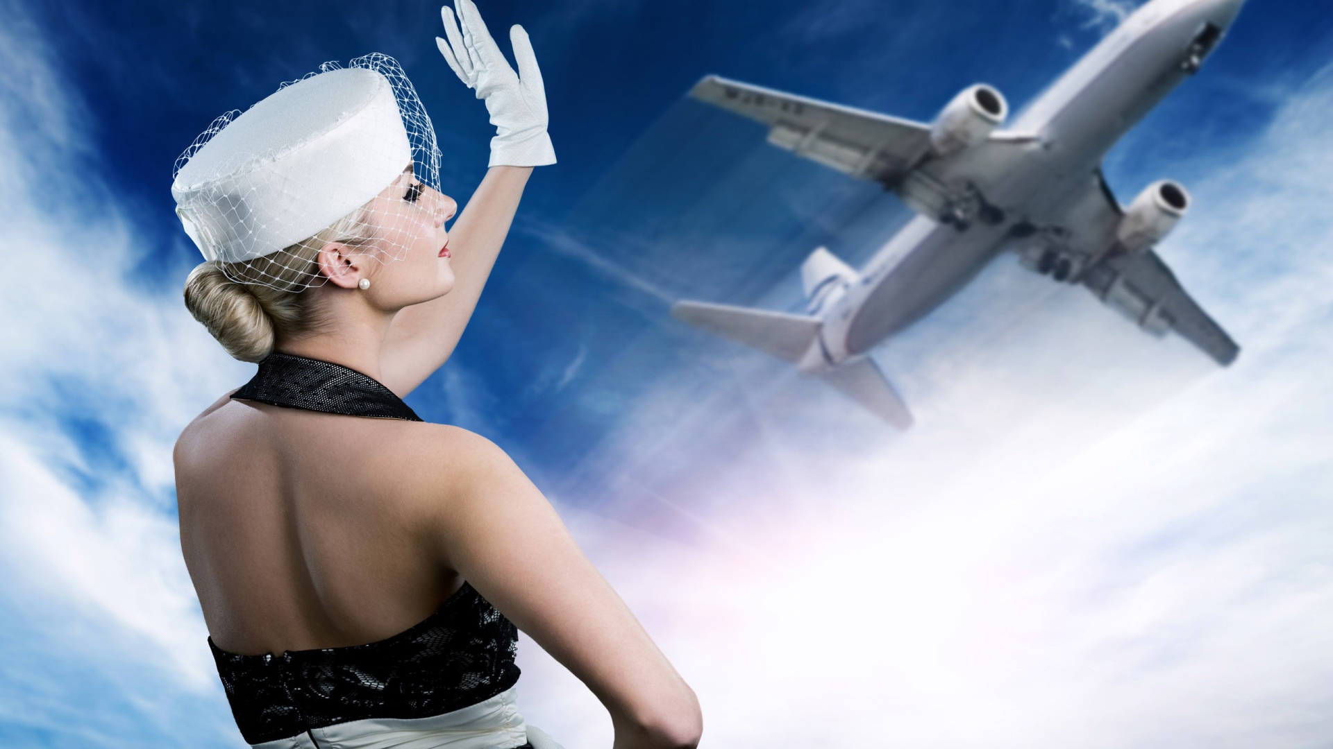 Блондинка провожает самолет
