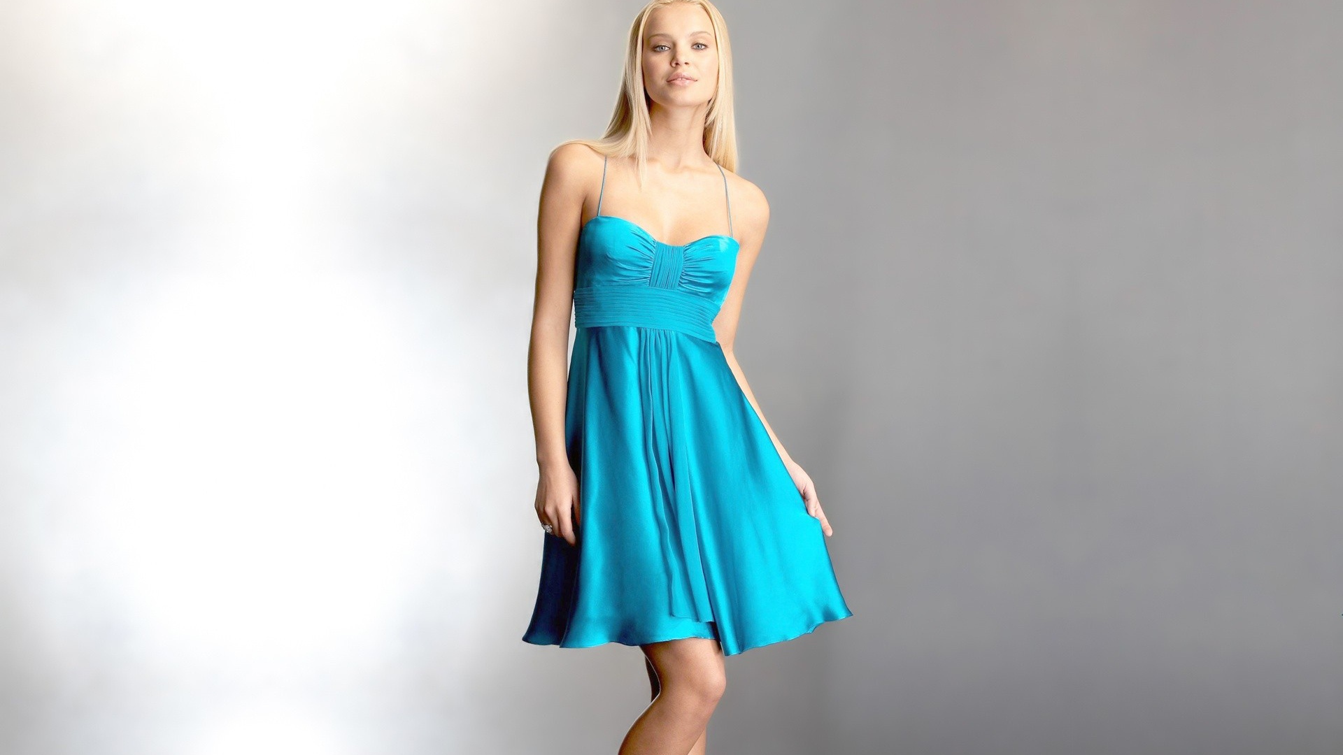 Елисандра в голубом платье